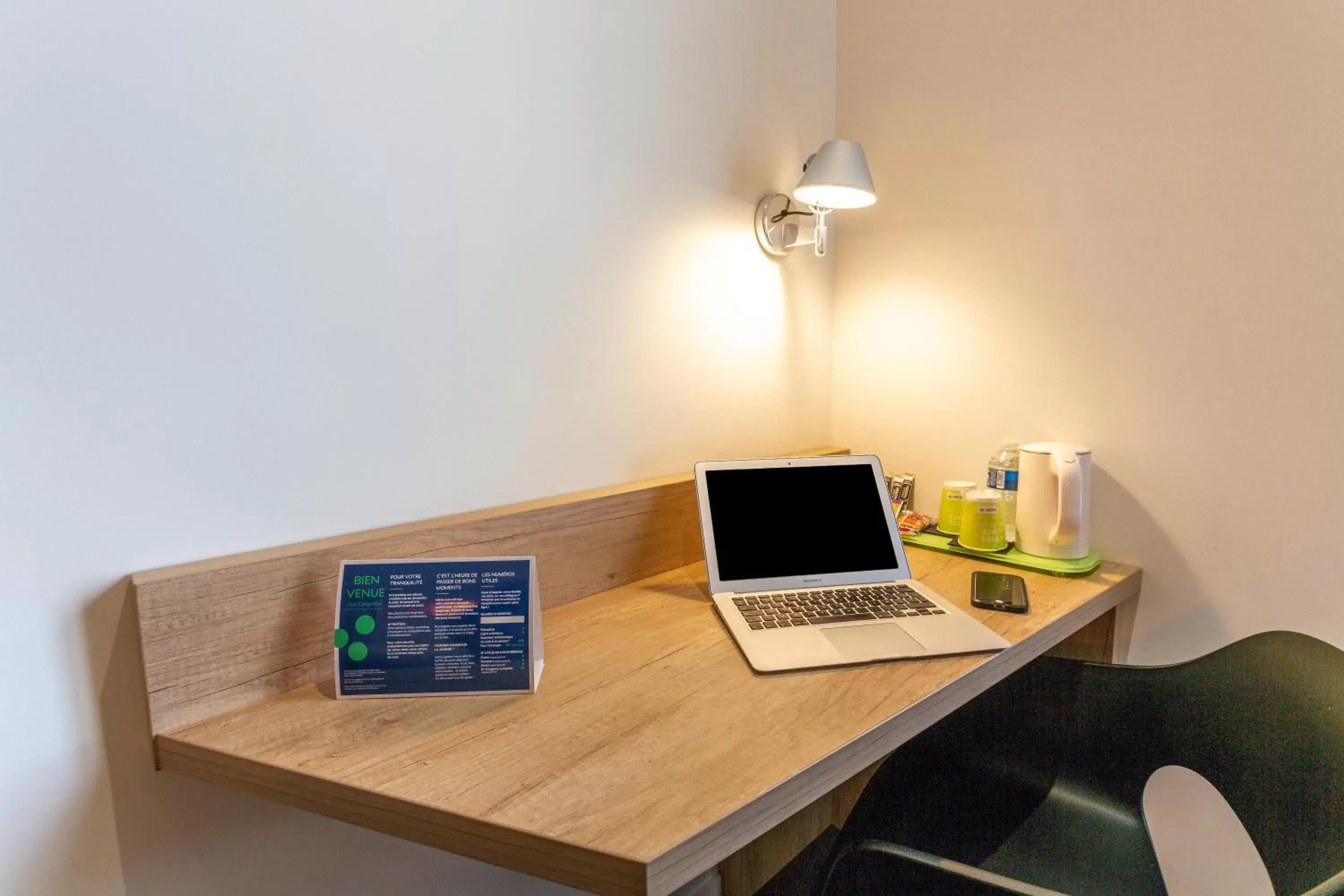 Coffee/tea facilities in Campanile Laval Nord