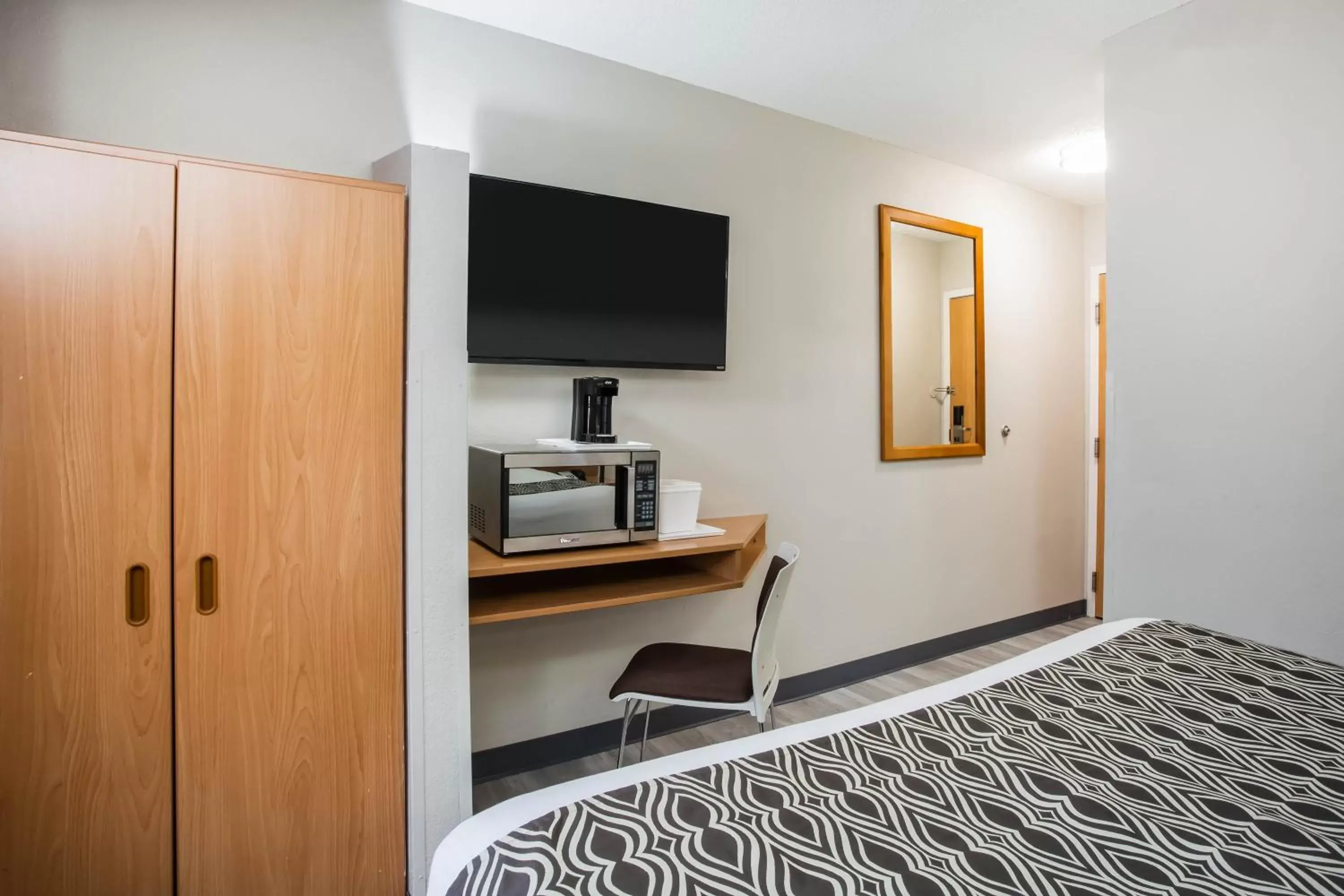 Bed, TV/Entertainment Center in Microtel Inn & Suites by Wyndham Southern Pines Pinehurst