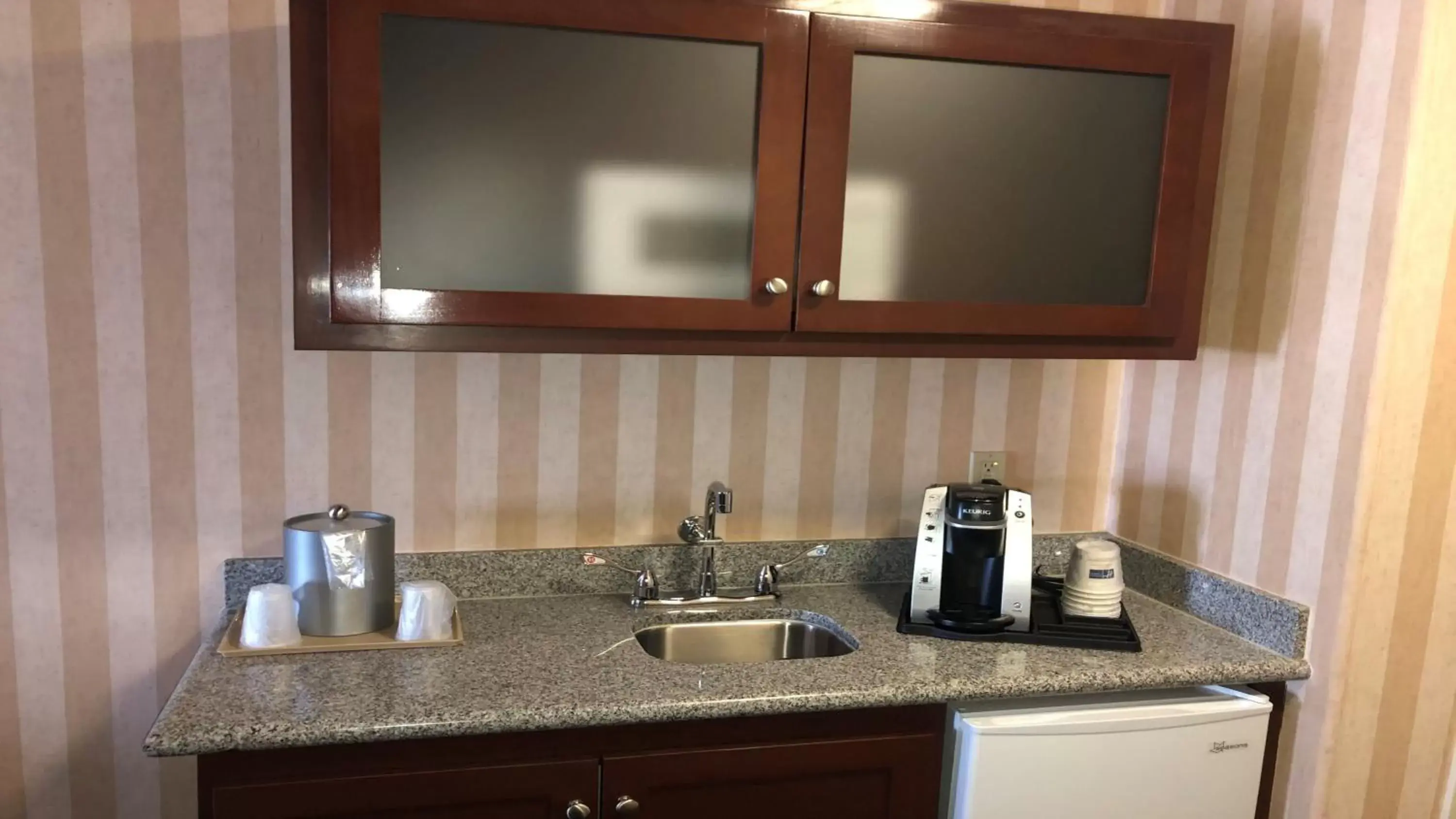 Photo of the whole room, Kitchen/Kitchenette in Holiday Inn Express Lathrop - South Stockton, an IHG Hotel