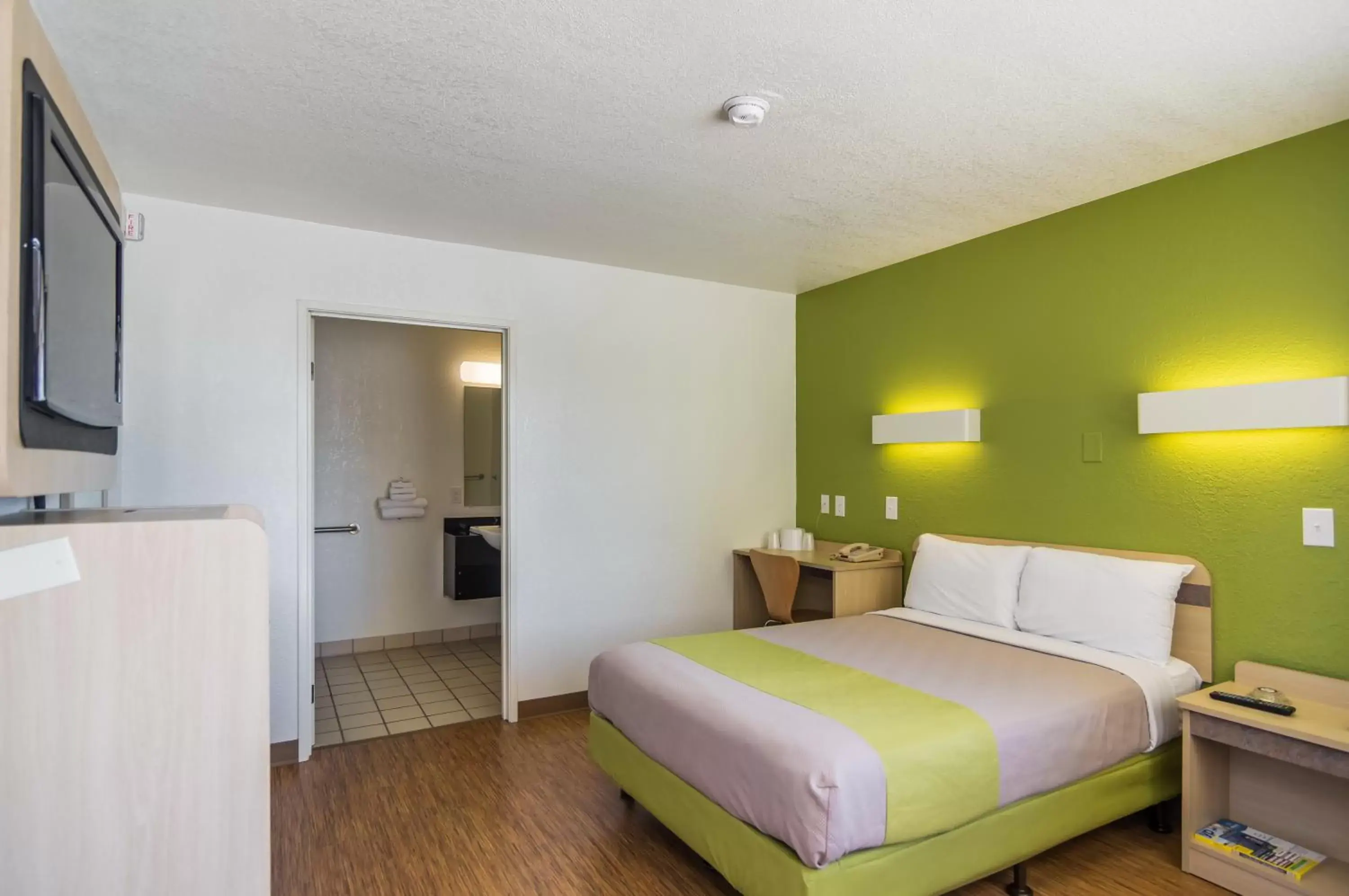 Bedroom, Bed in Motel 6-Bellmead, TX - Waco