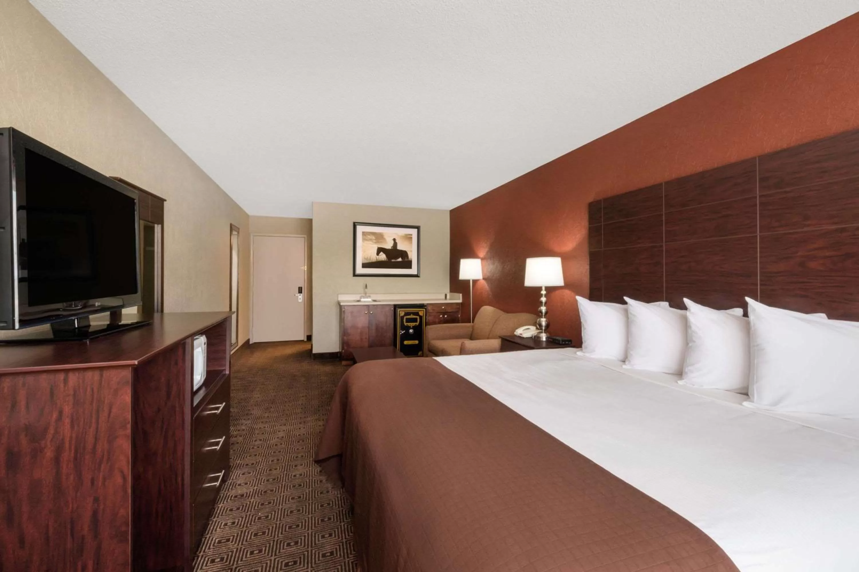 Photo of the whole room, Bed in Baymont by Wyndham Midland Airport