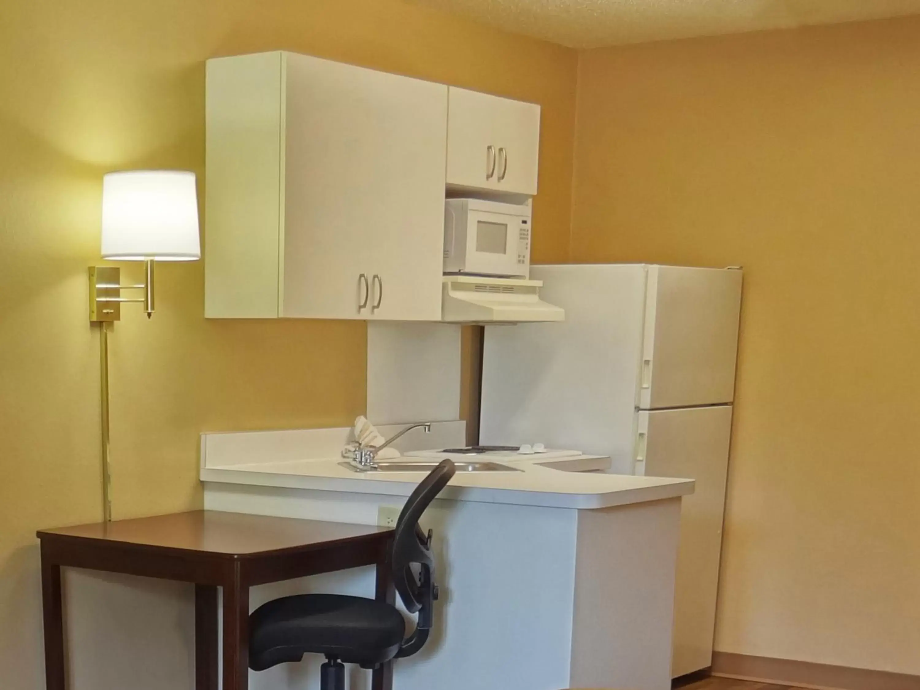 Kitchen or kitchenette, Kitchen/Kitchenette in Extended Stay America Suites - Mobile - Spring Hill