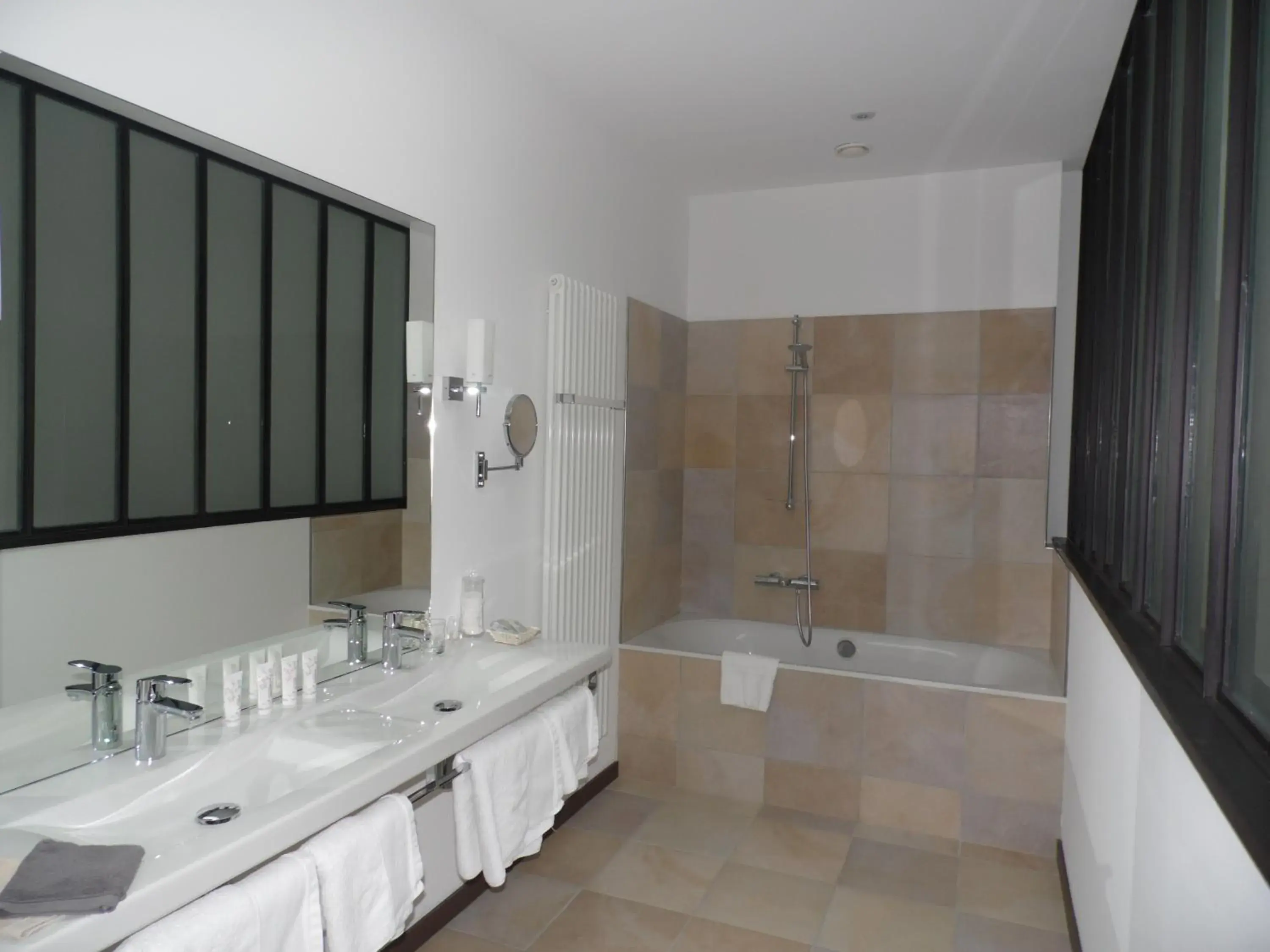 Bathroom in Clos de Vallombreuse, The Originals Relais (Relais du Silence)