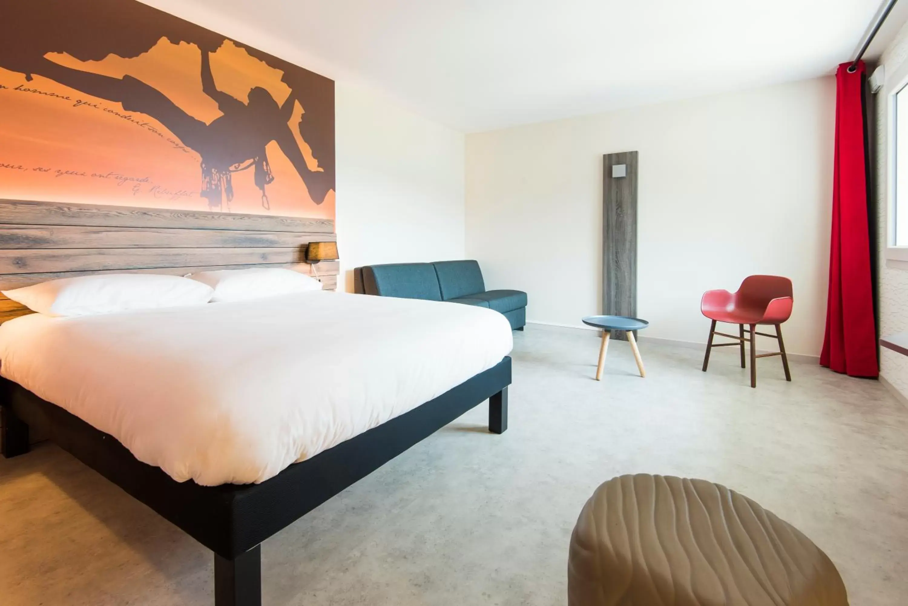 Photo of the whole room, Bed in Ibis Styles Sallanches Pays du Mont-Blanc Photo of the whole room, Bed in Ibis Styles Sallanches Pays du Mont-Blanc