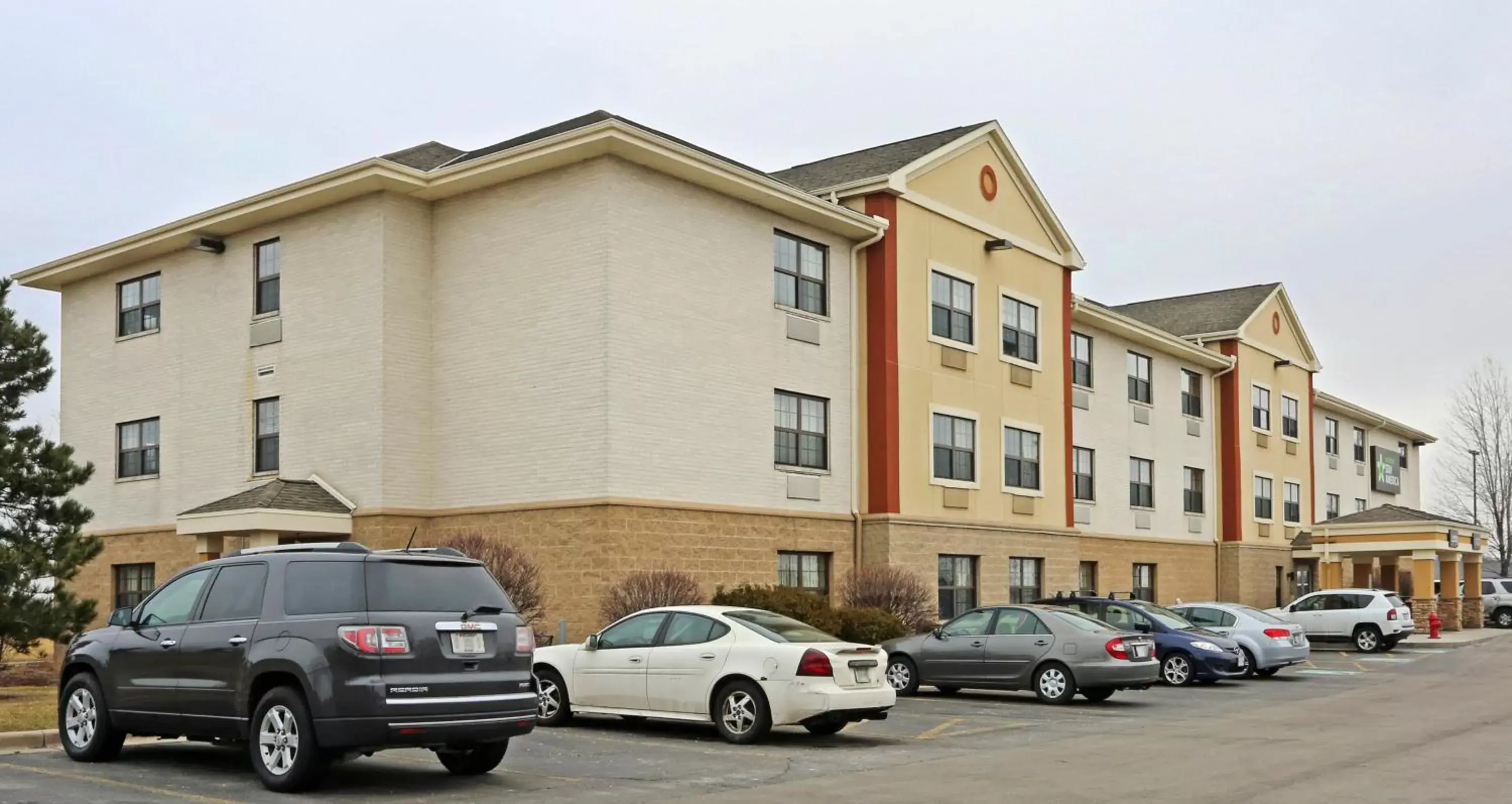 Property building in Extended Stay America Suites - Milwaukee - Wauwatosa