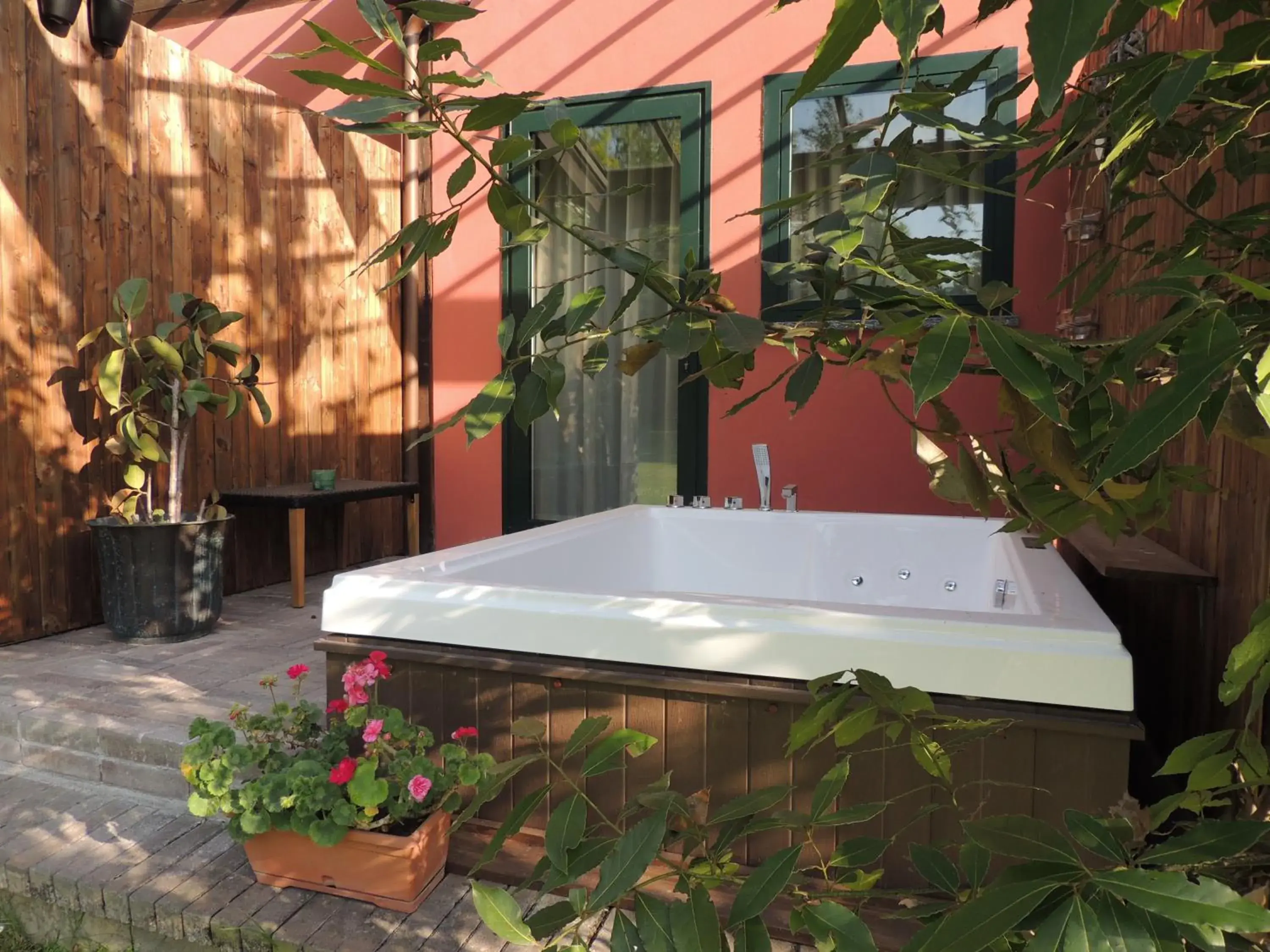 Hot Tub in Cascina Scova Resort