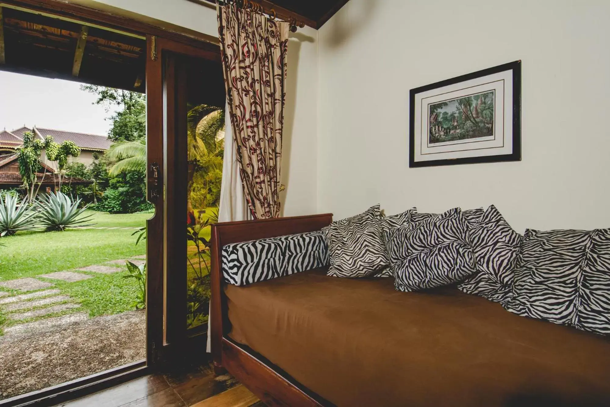 Bed, Seating Area in Terres Rouges Lodge