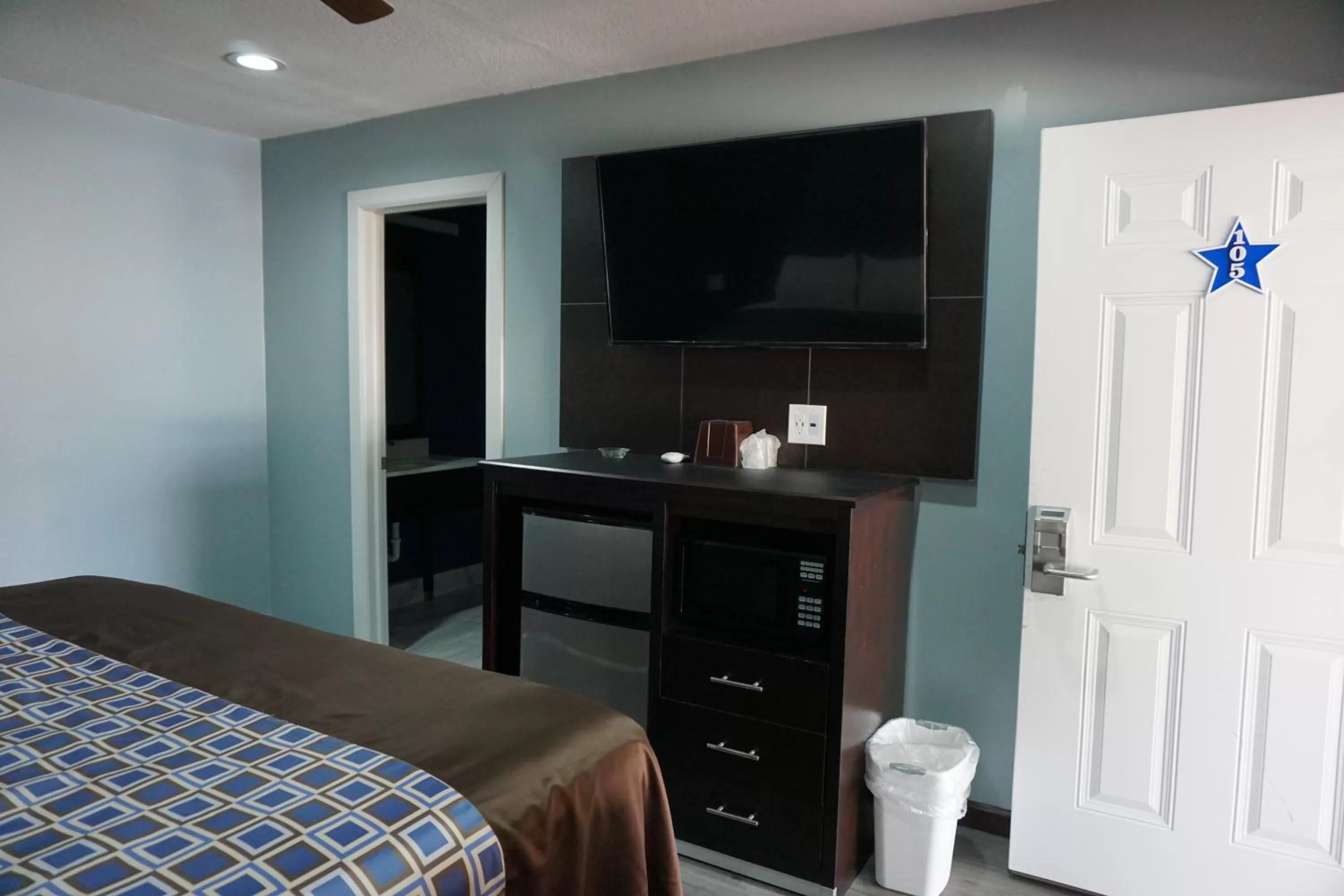 Photo of the whole room, Bed in Star Light Inn