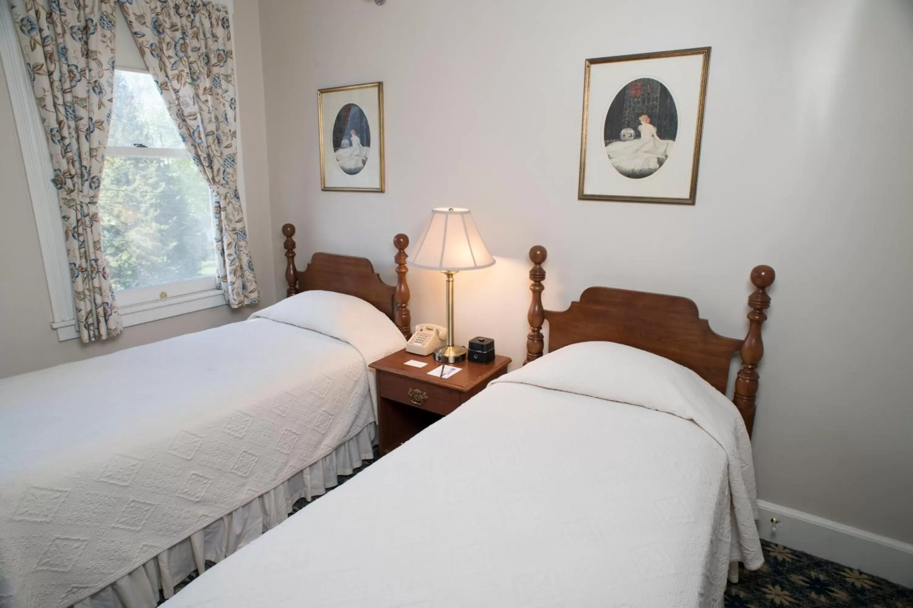 Bedroom, Bed in Middlebury Inn