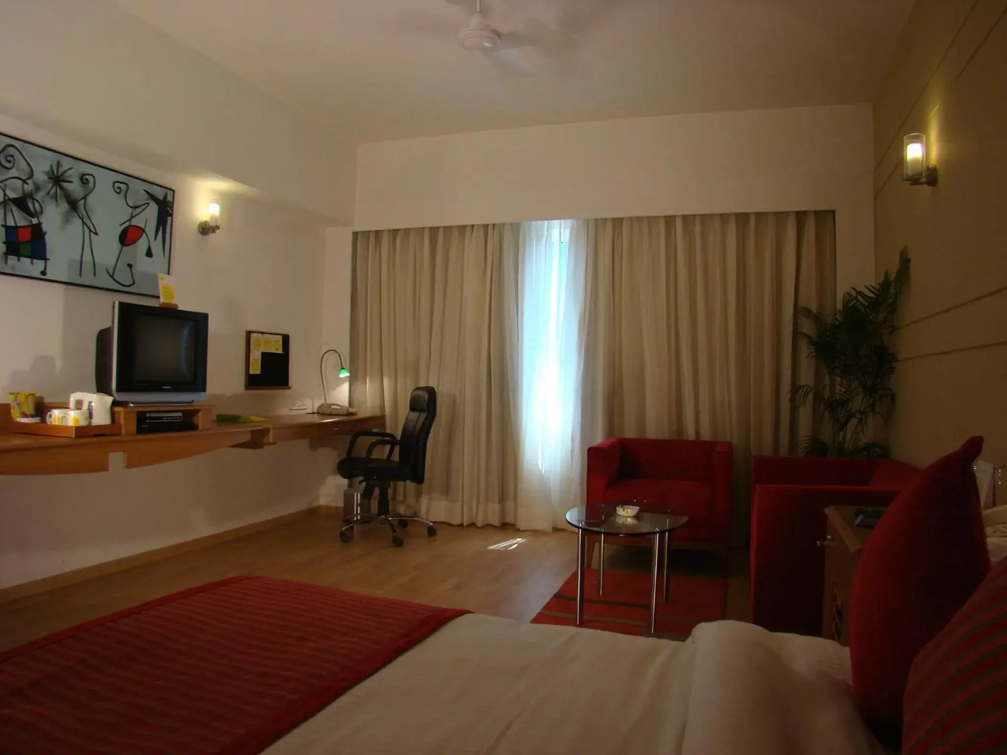 Bedroom, TV/Entertainment Center in Lemon Tree Hotel Chennai