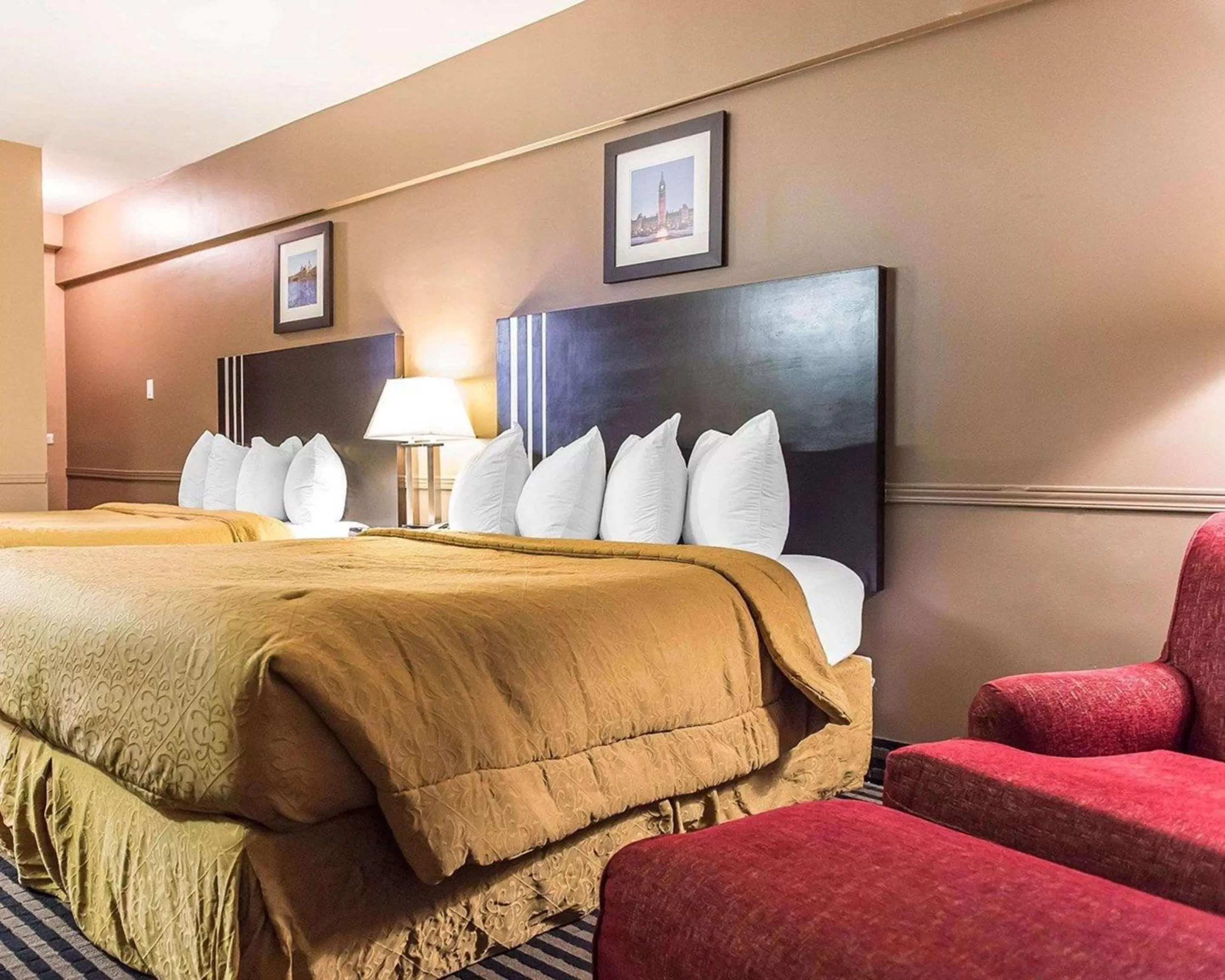 Photo of the whole room, Bed in Econo Lodge Downtown