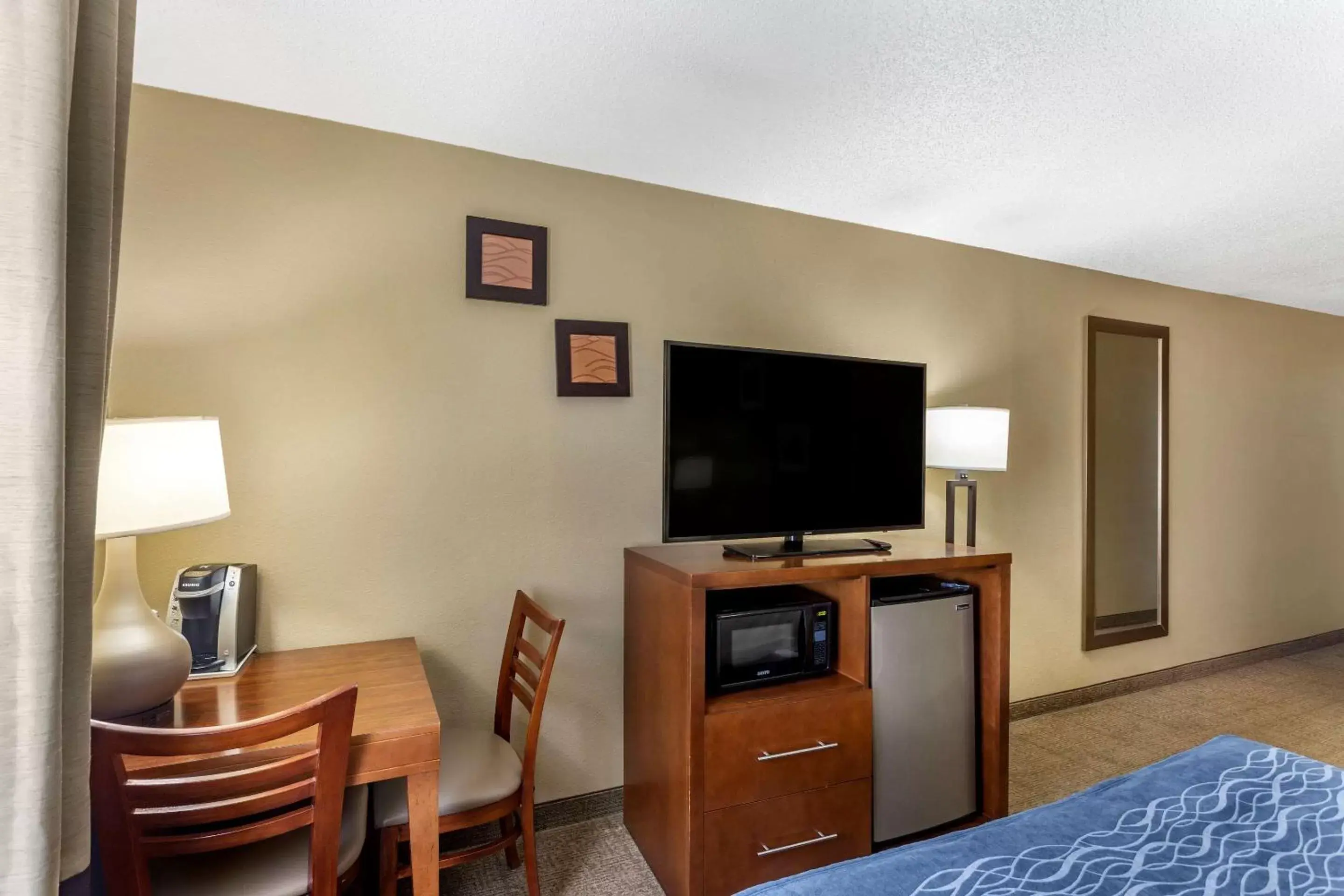 Photo of the whole room, TV/Entertainment Center in Comfort Inn Gurnee near Six Flags