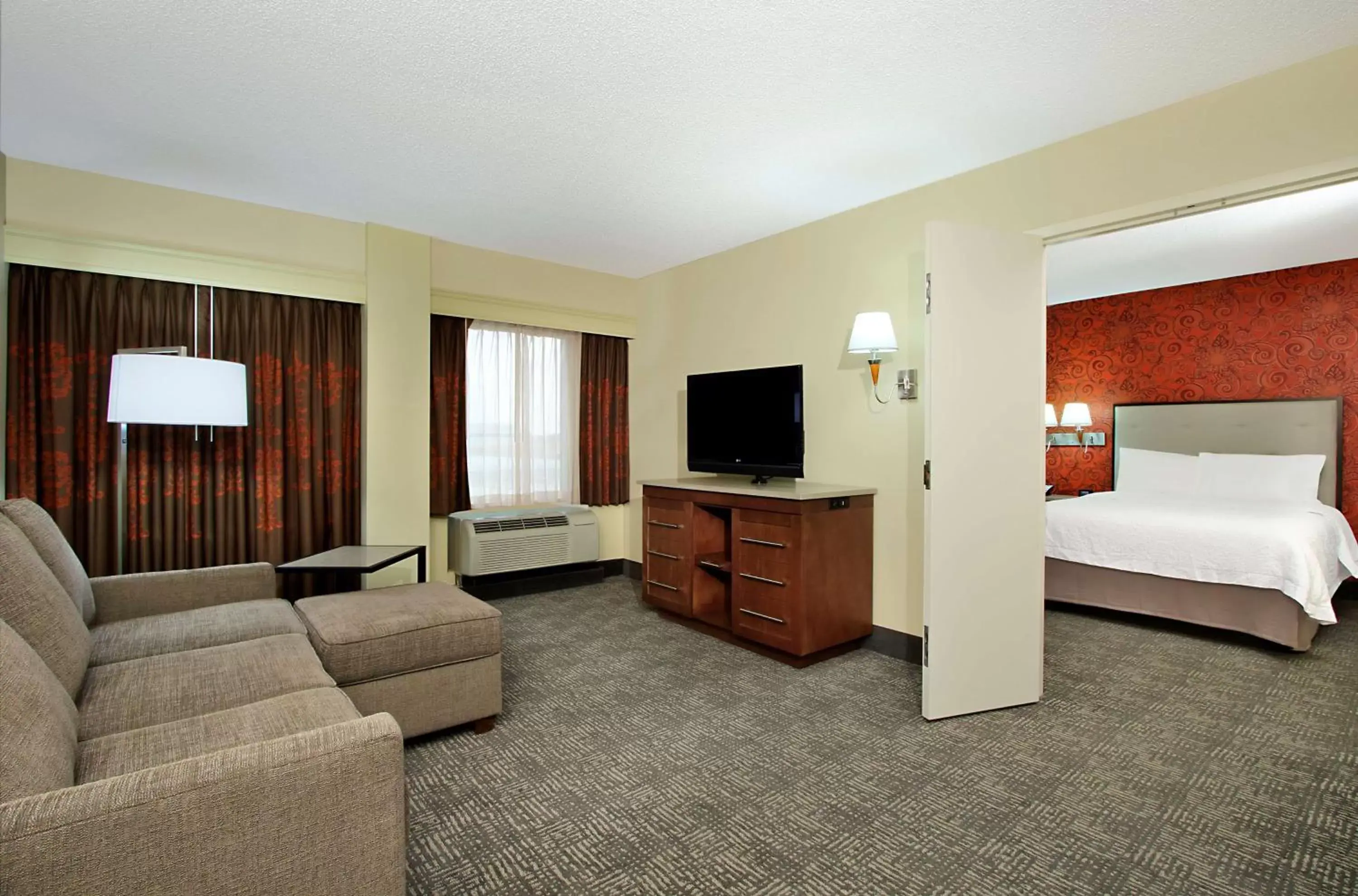 Living room, TV/Entertainment Center in Hampton Inn & Suites Columbus-Downtown, Ohio