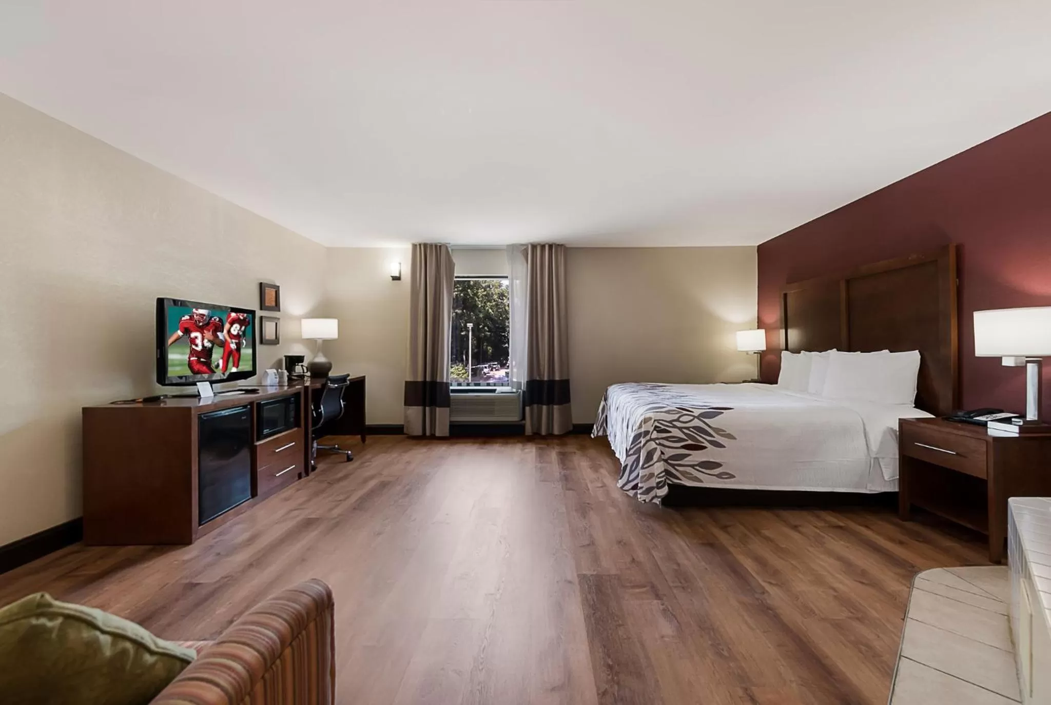 Photo of the whole room, Bed in Red Roof Inn Newport News - Yorktown