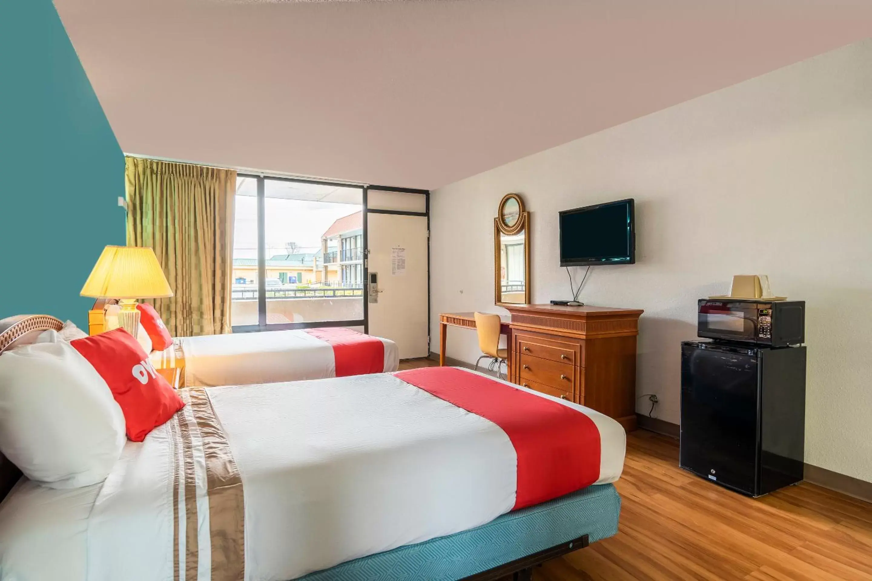 Bedroom, Bed in OYO Hotel Bossier City LA - Red River