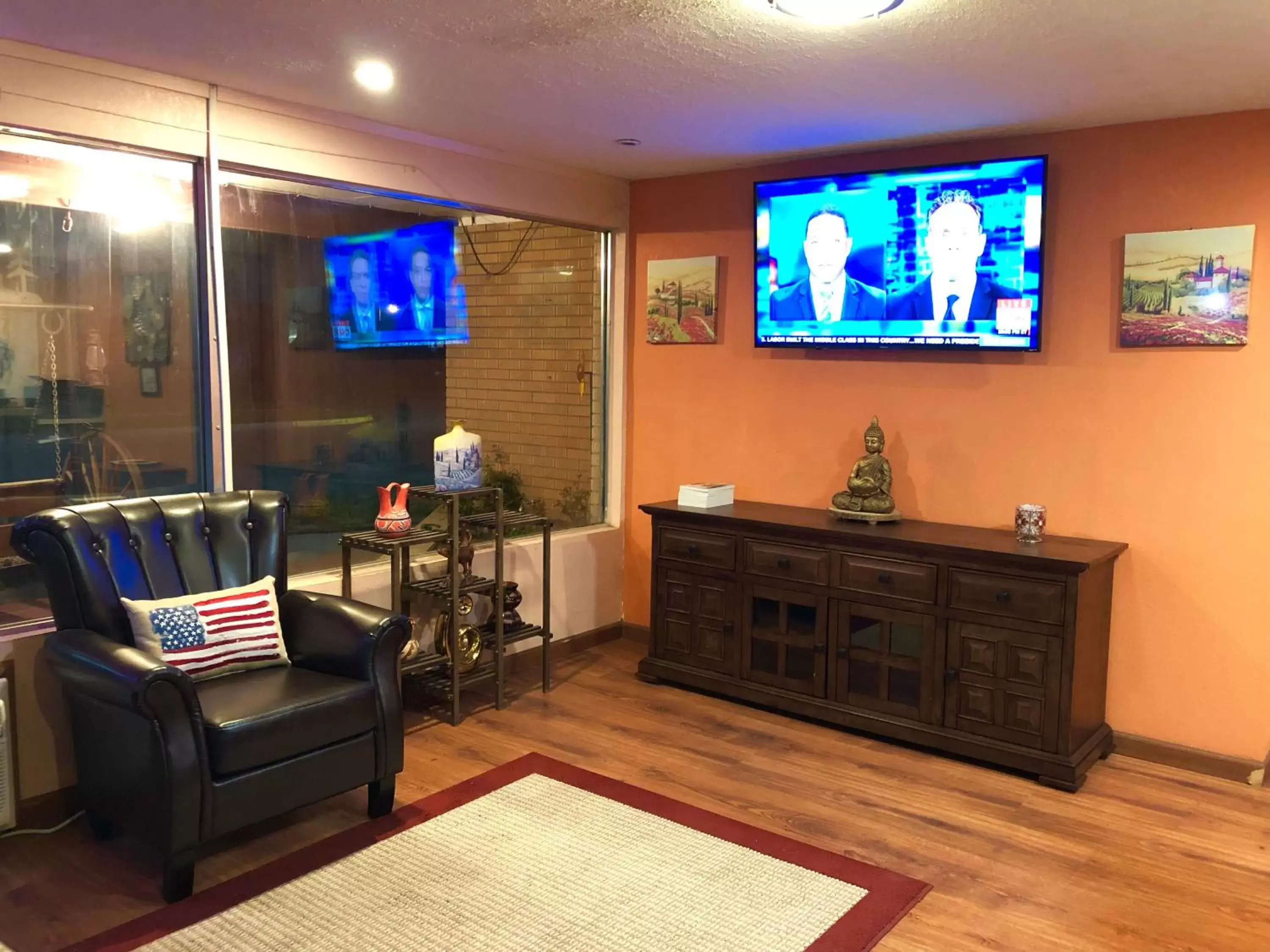 Lobby/Reception in Annie Oakley Motel Oakley