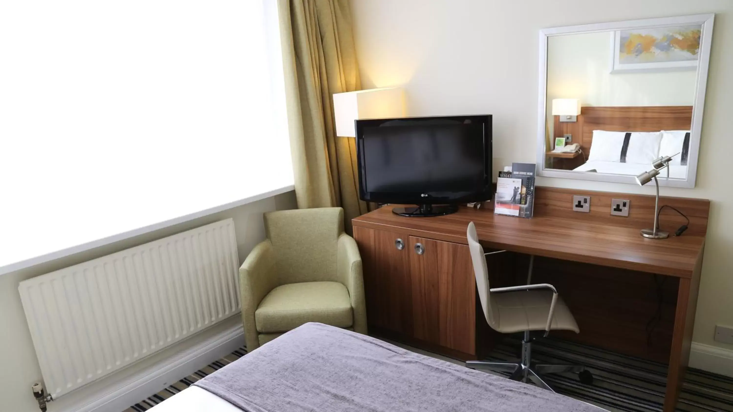 Photo of the whole room, TV/Entertainment Center in Holiday Inn Runcorn M56 Junction 12, an IHG Hotel