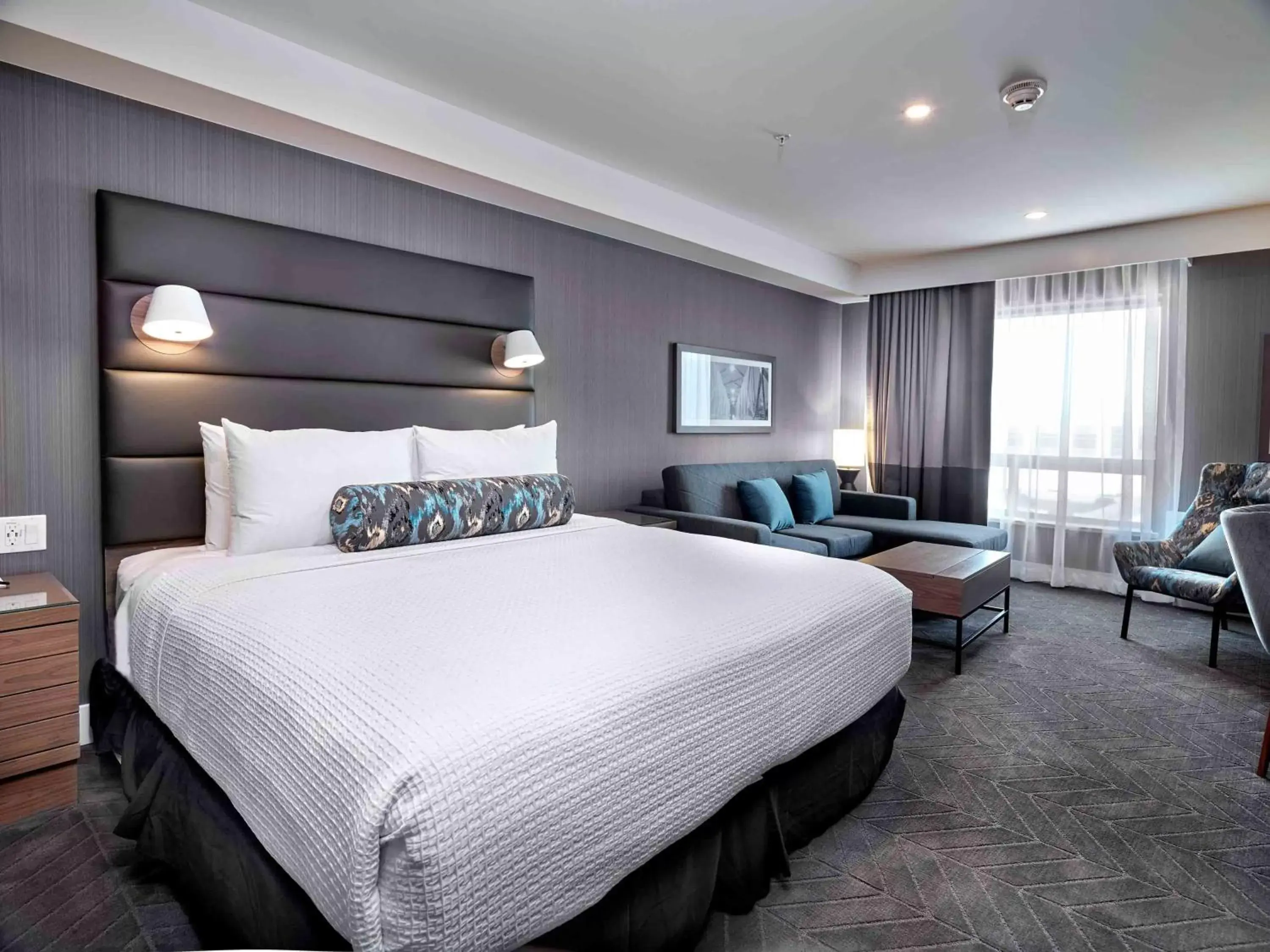 Photo of the whole room, Bed in Sandman Signature Plano-Frisco Hotel