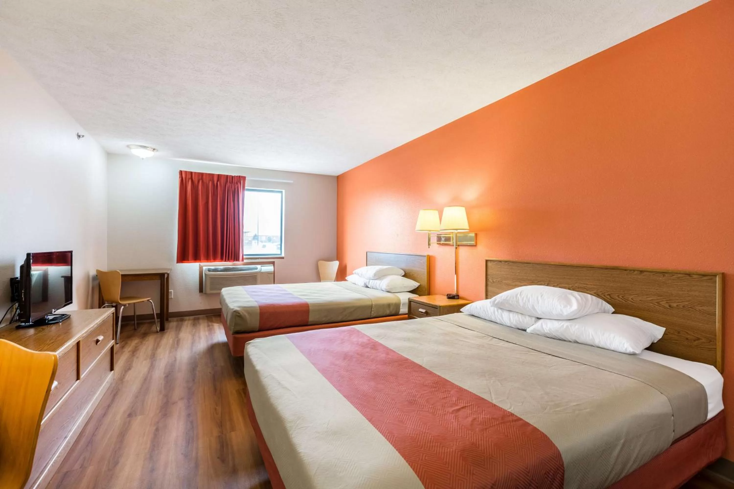 Photo of the whole room, Bed in Motel 6-Percival, IA