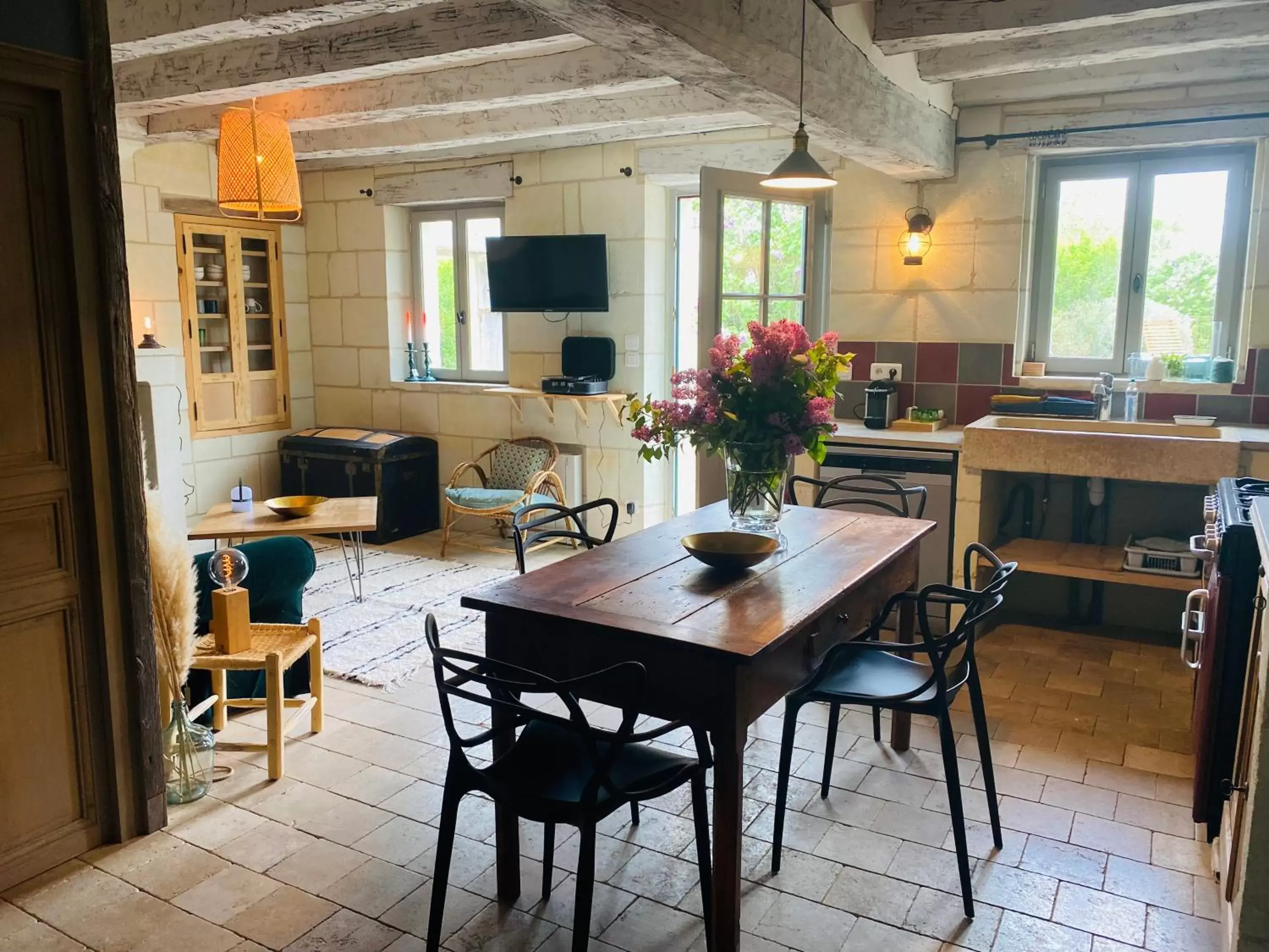 Dining Area in Gîtes SPA L Écrin de Verdure Chinon