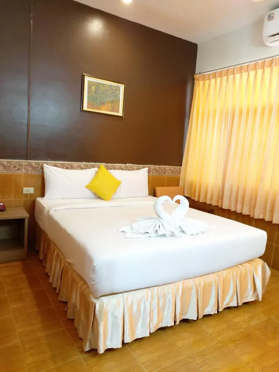 Restaurant/places to eat, Bed in Suriwong Chumphon Hotel Restaurant/places to eat, Bed in Suriwong Chumphon Hotel