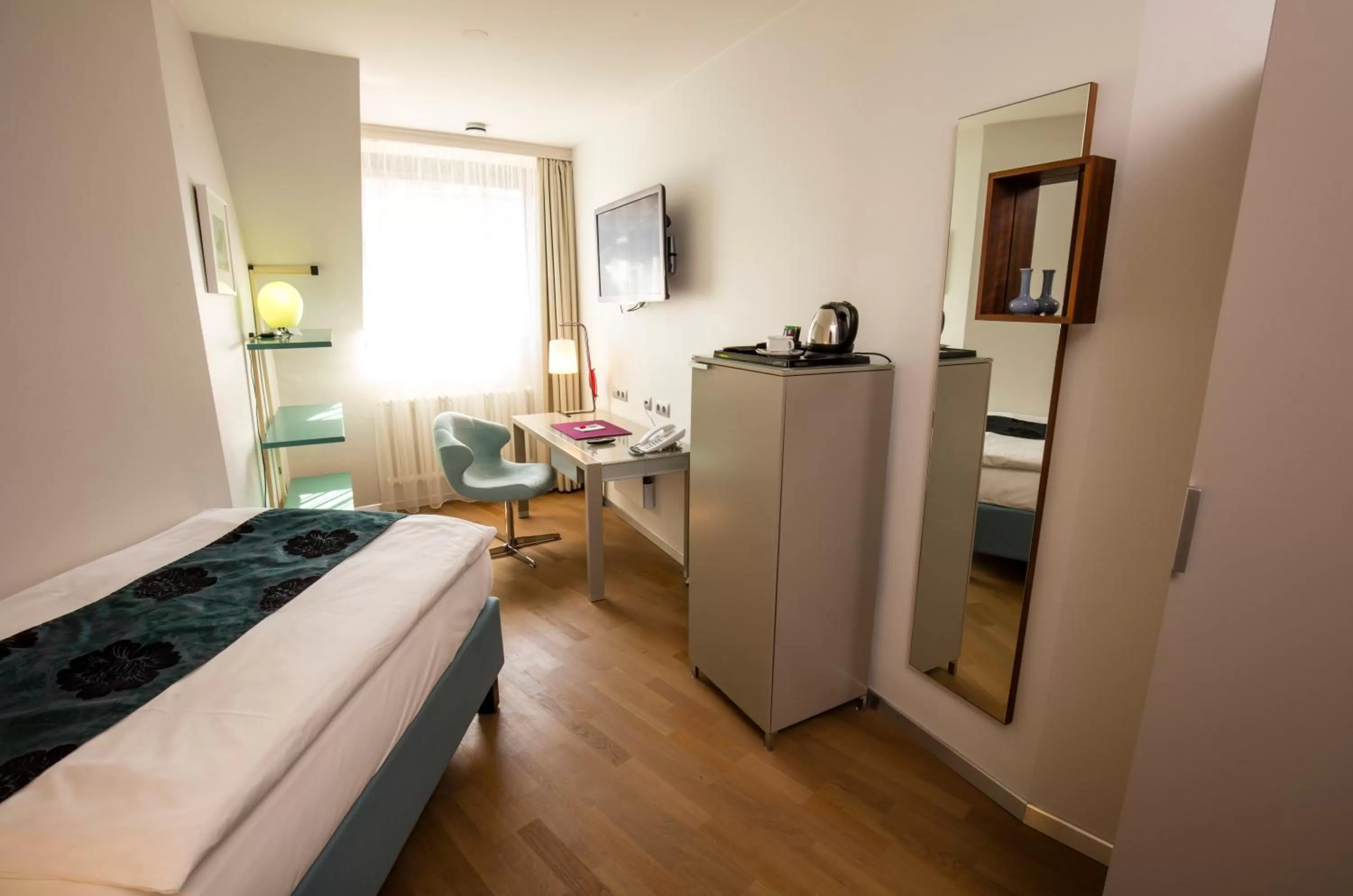 Shower, Bed in Design Hotel Zollamt