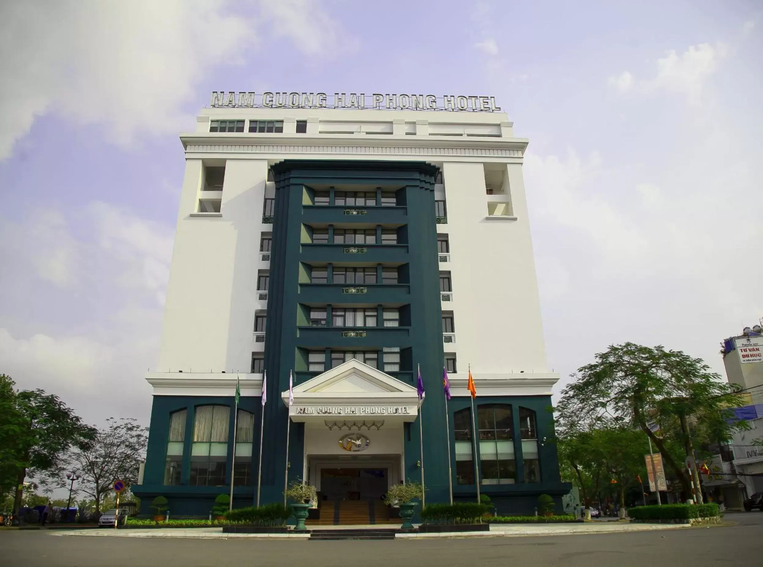 Property Building in The Tray Hotel