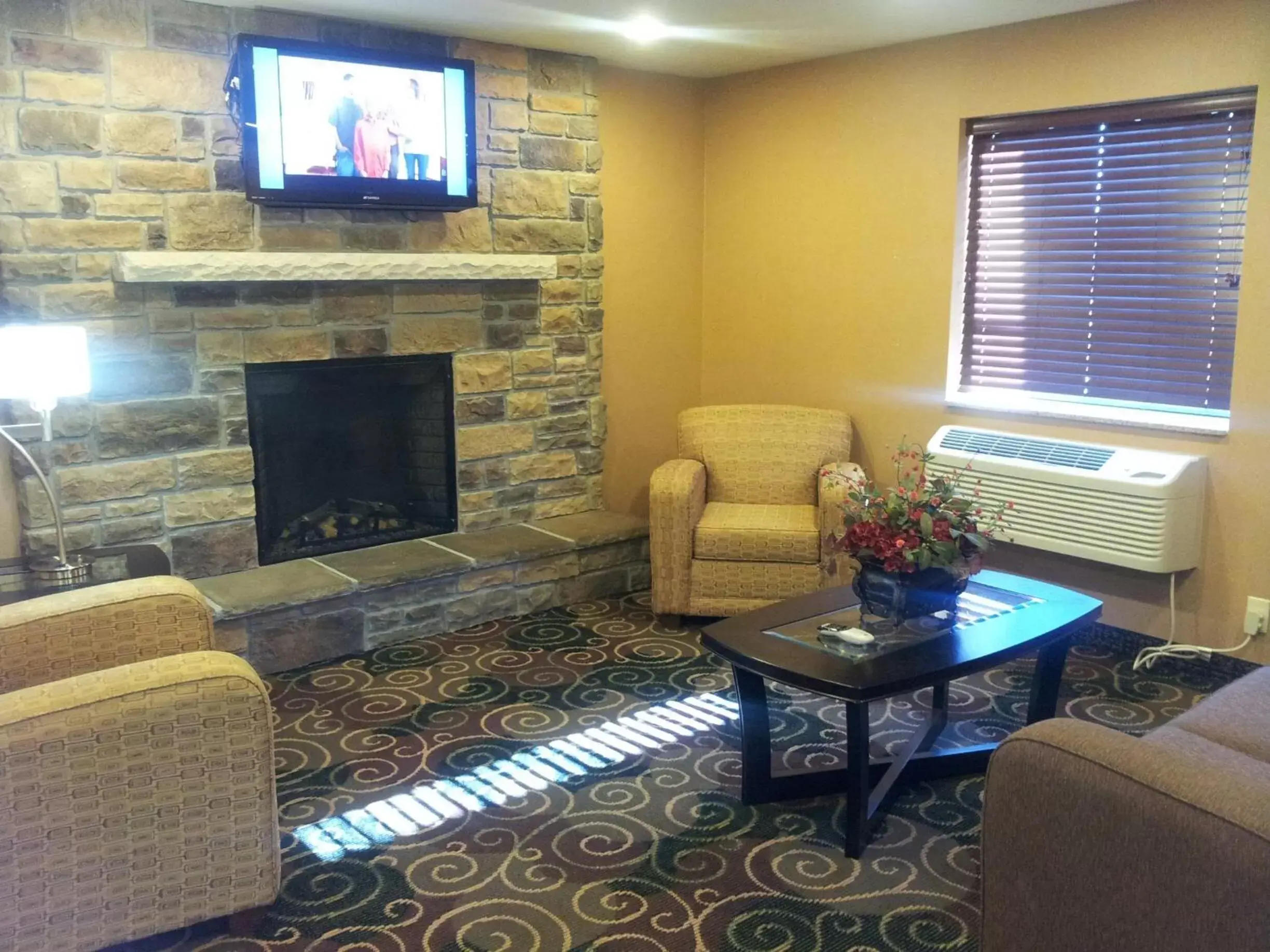 Lobby or reception, TV/Entertainment Center in Cobblestone Inn & Suites - Hartington