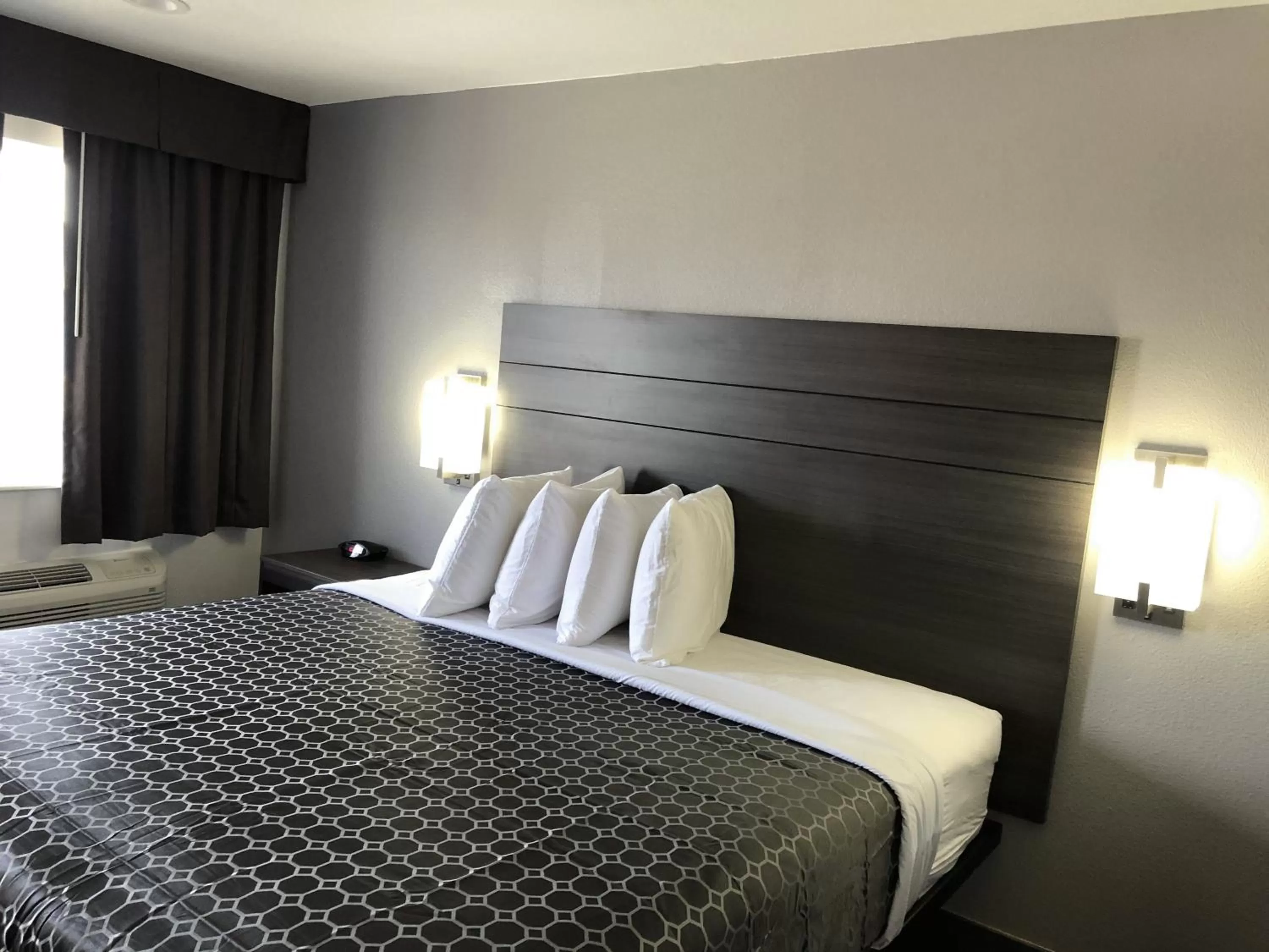 Photo of the whole room, Bed in Blue Way Inn By Jasper Near Frost Bank Center