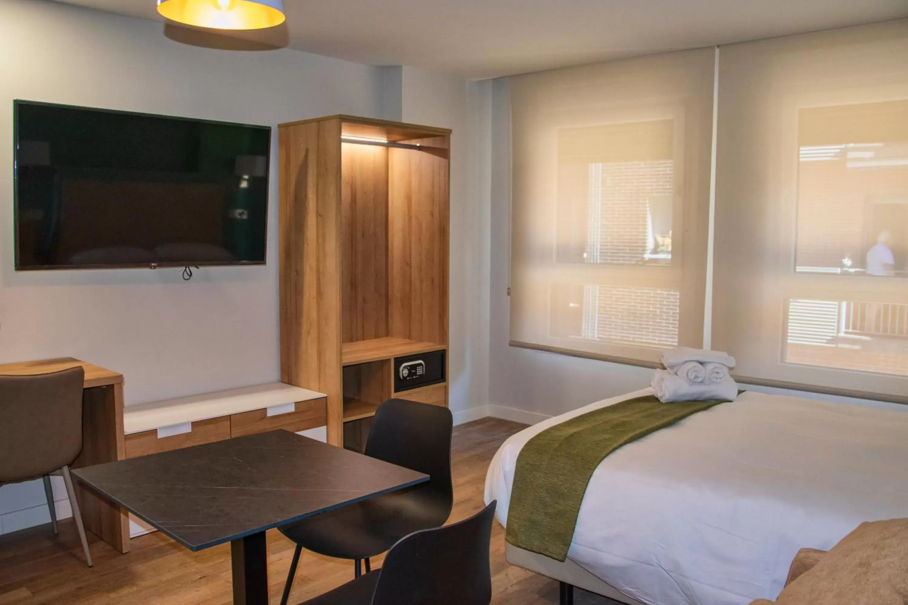 Seating area, Bed in Aparthotel Essenzia de Castilla