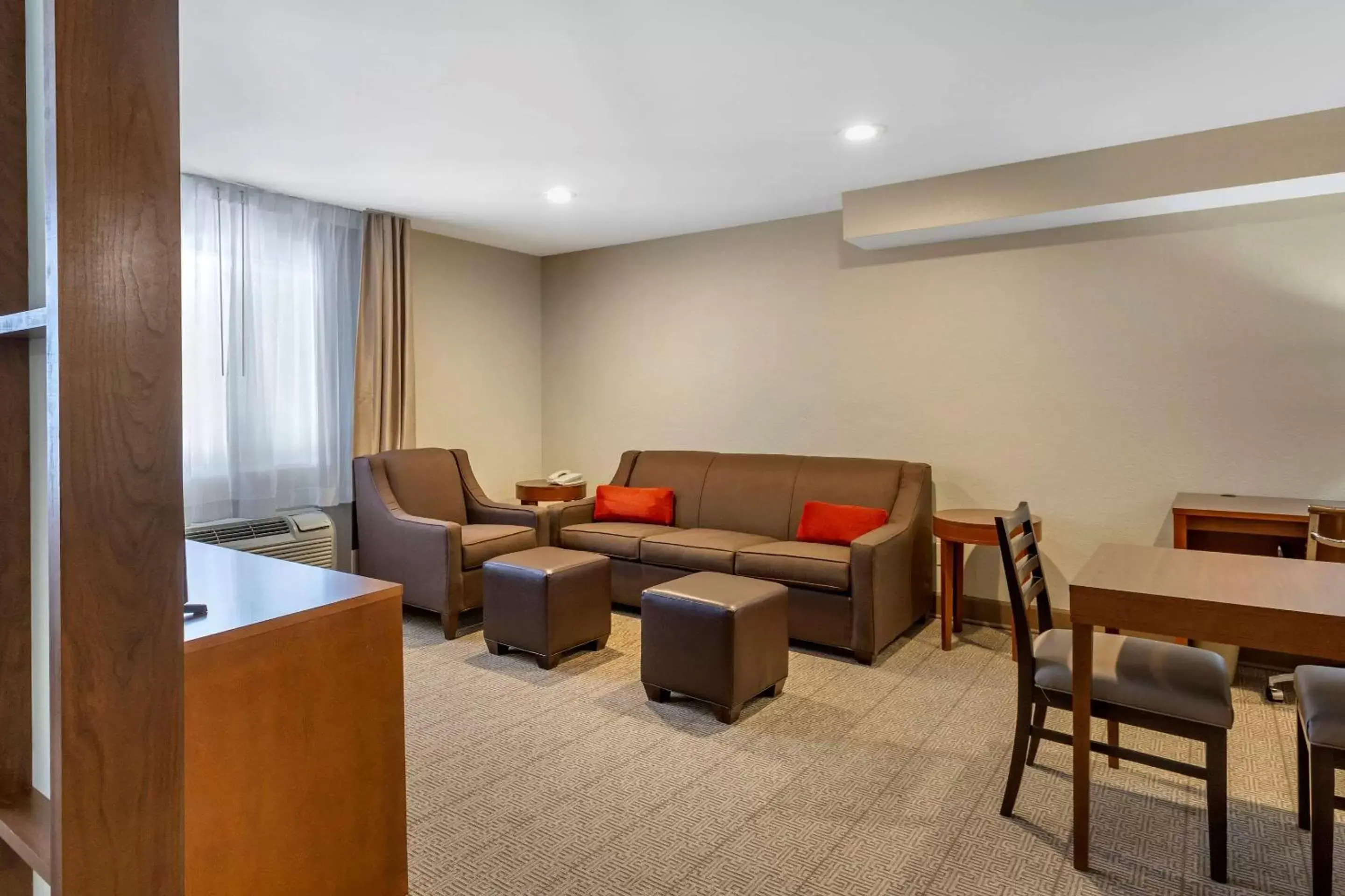 Photo of the whole room, Seating Area in Comfort Inn Layton - Salt Lake City