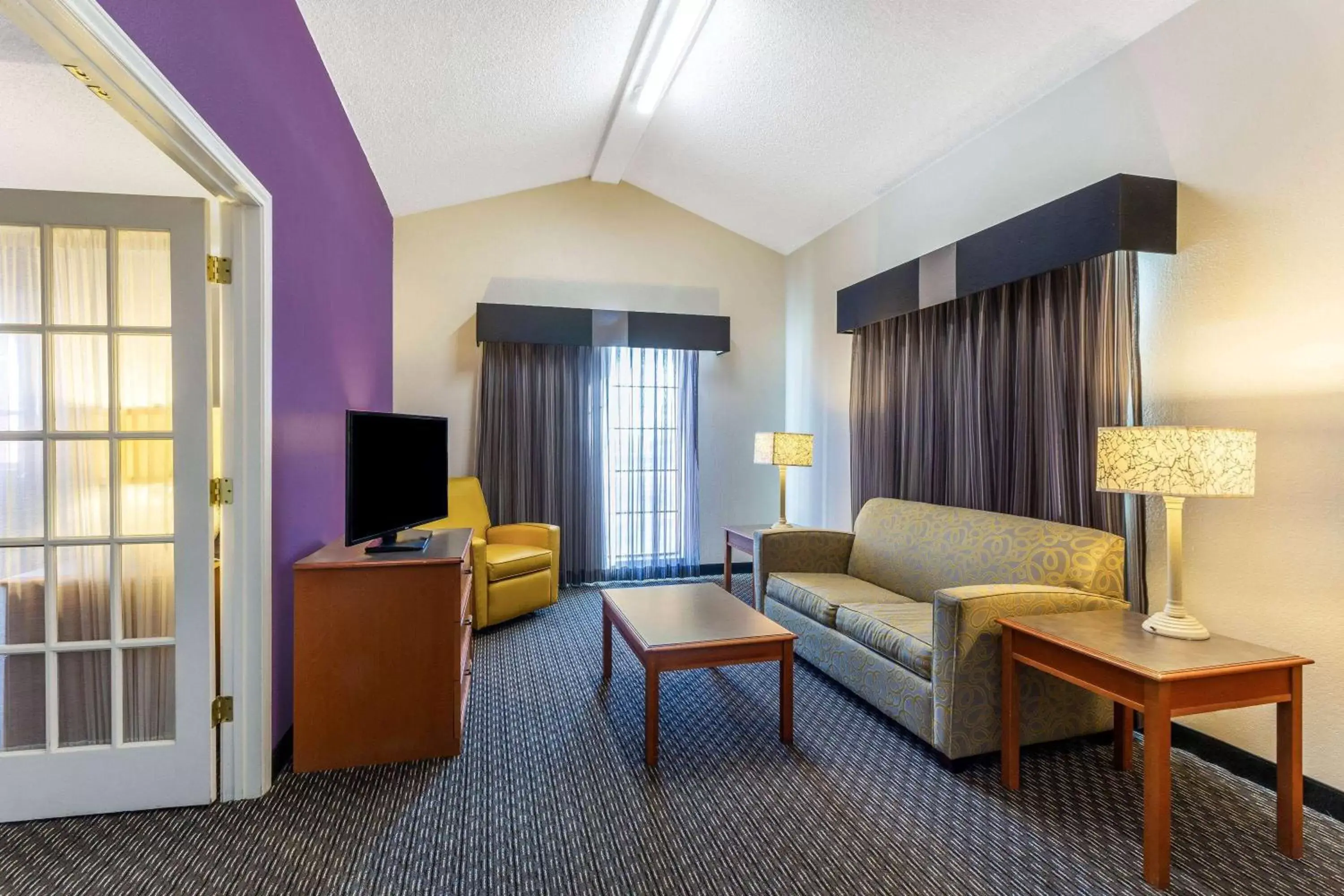 Photo of the whole room, Seating Area in La Quinta Inn by Wyndham Odessa