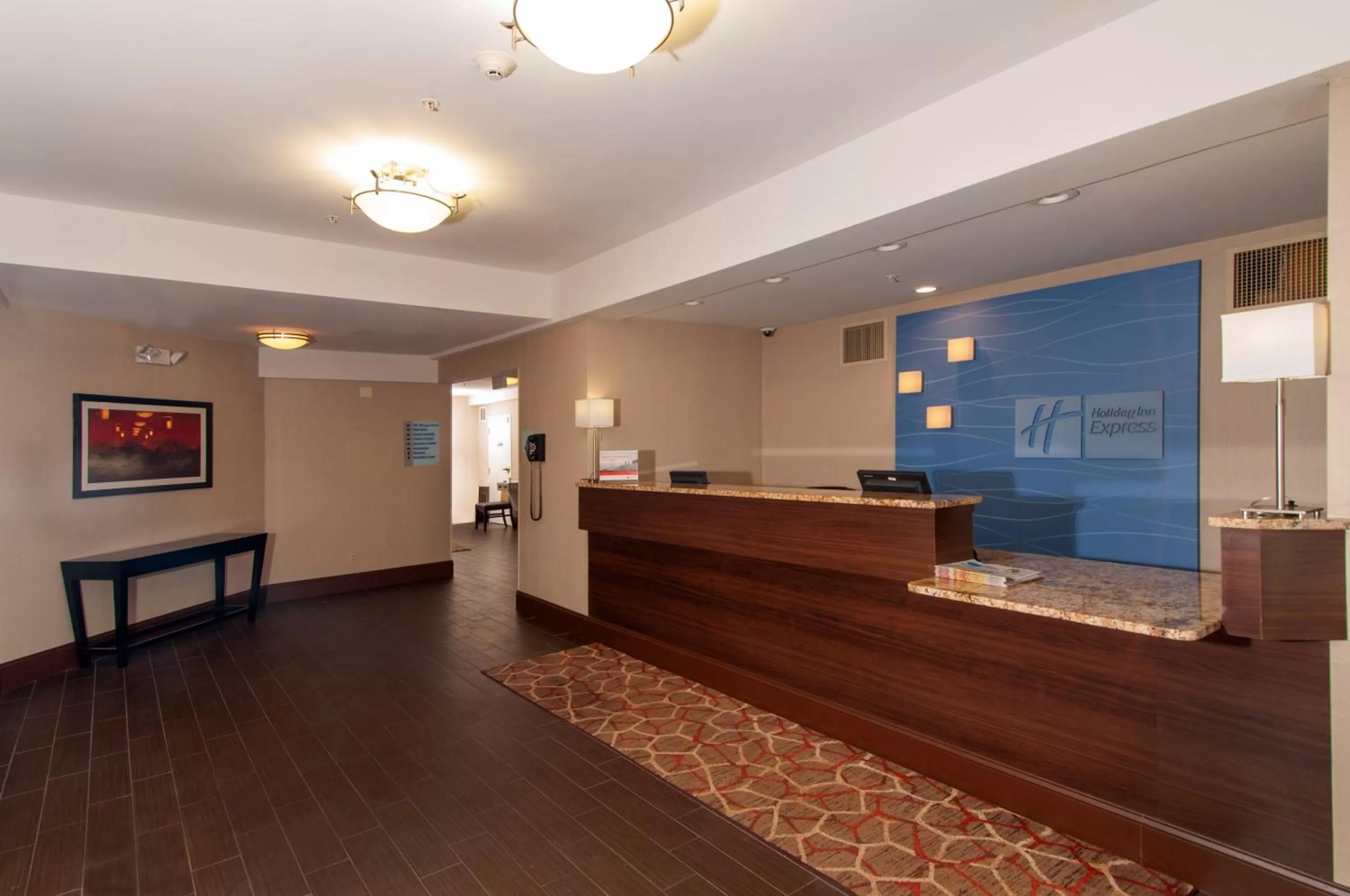 Lobby or reception in Holiday Inn Express Vernon-Manchester by IHG