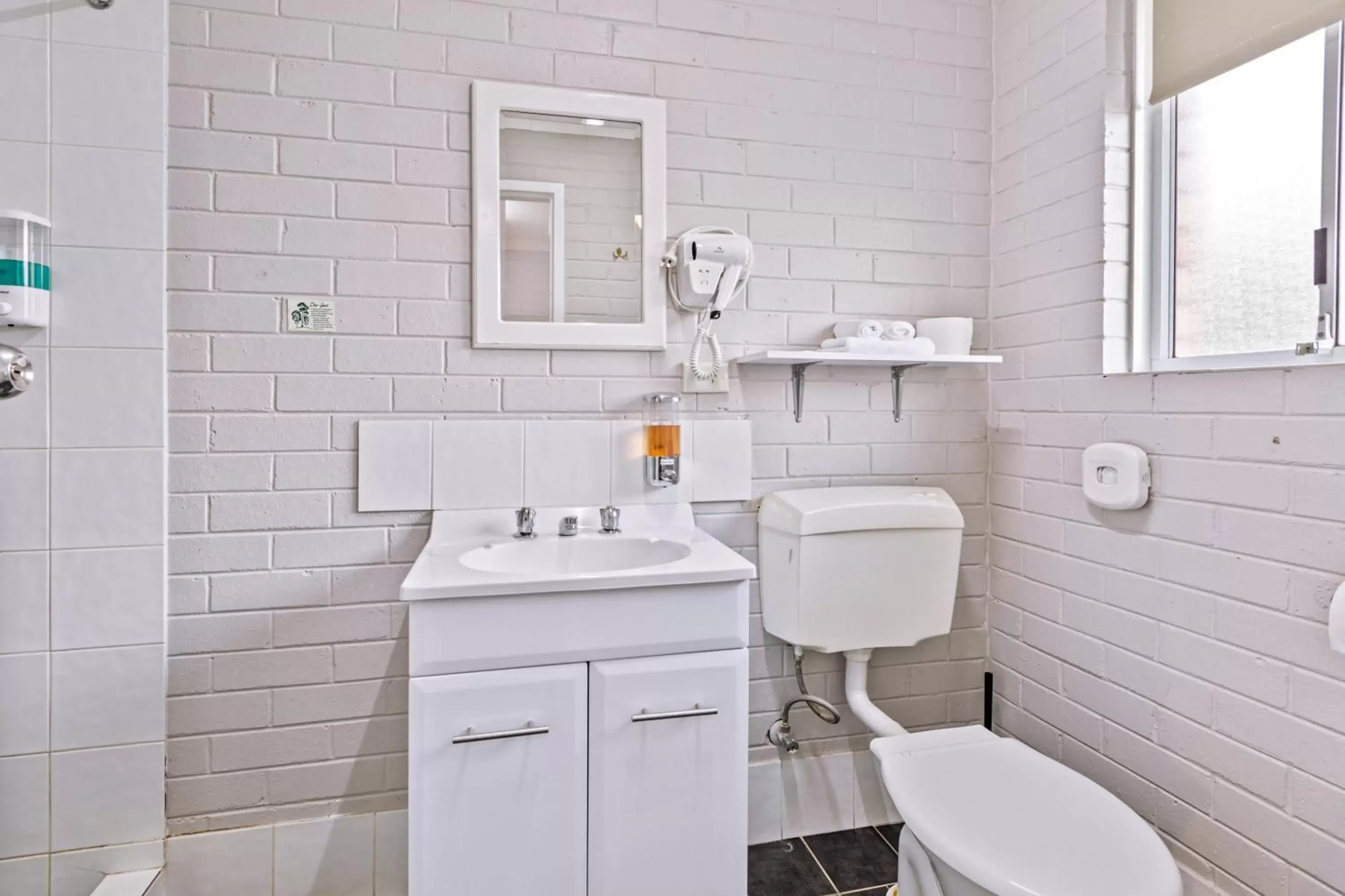 Bathroom in Burringa Garden Motel