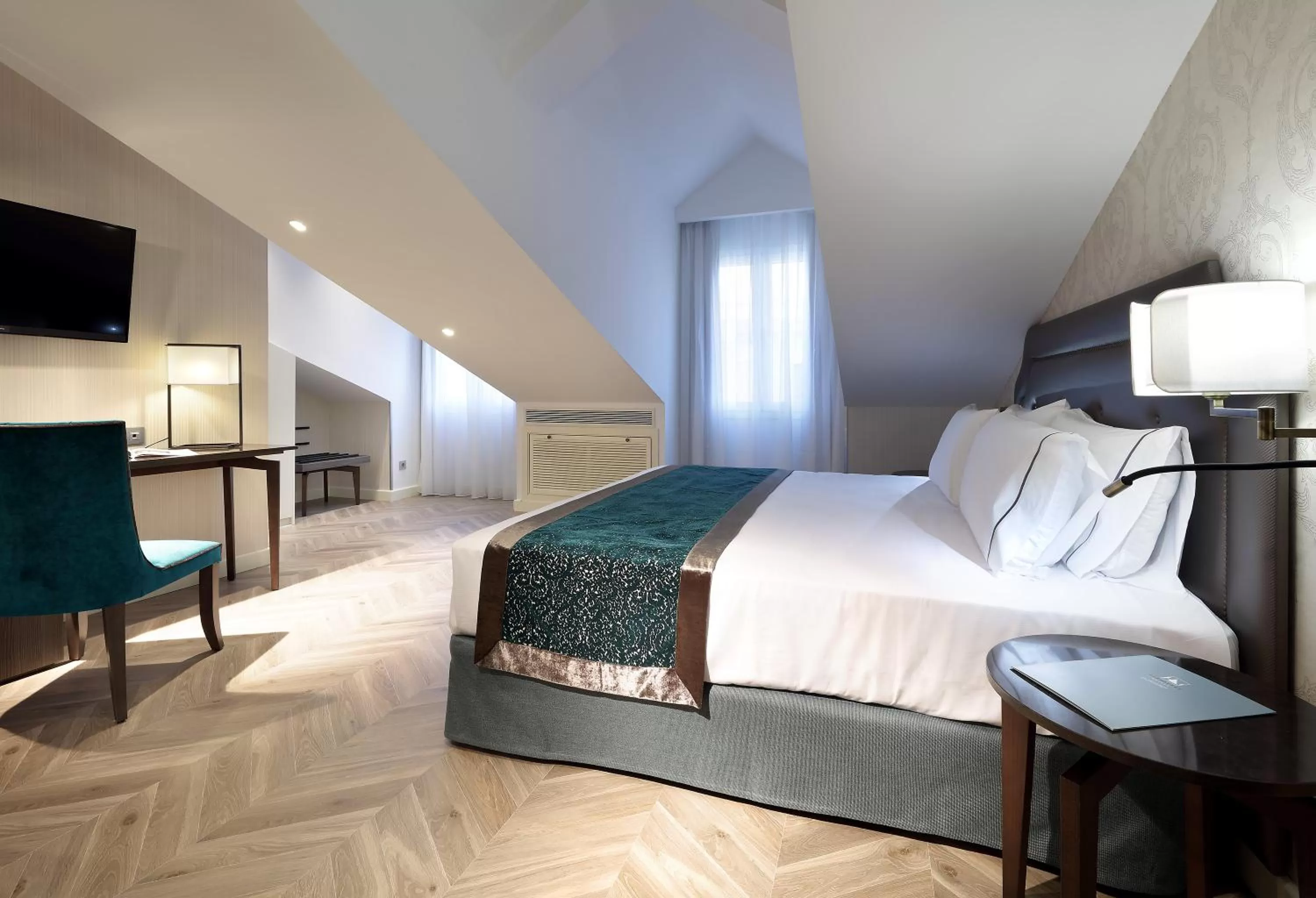 Photo of the whole room, Bed in Eurostars Casa de la Lírica