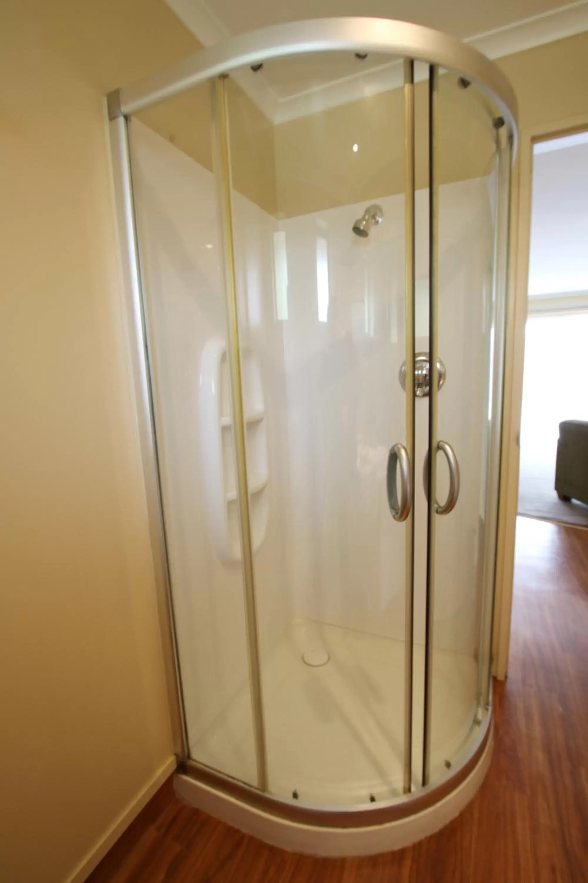 Shower, Bathroom in Annabelle Motel