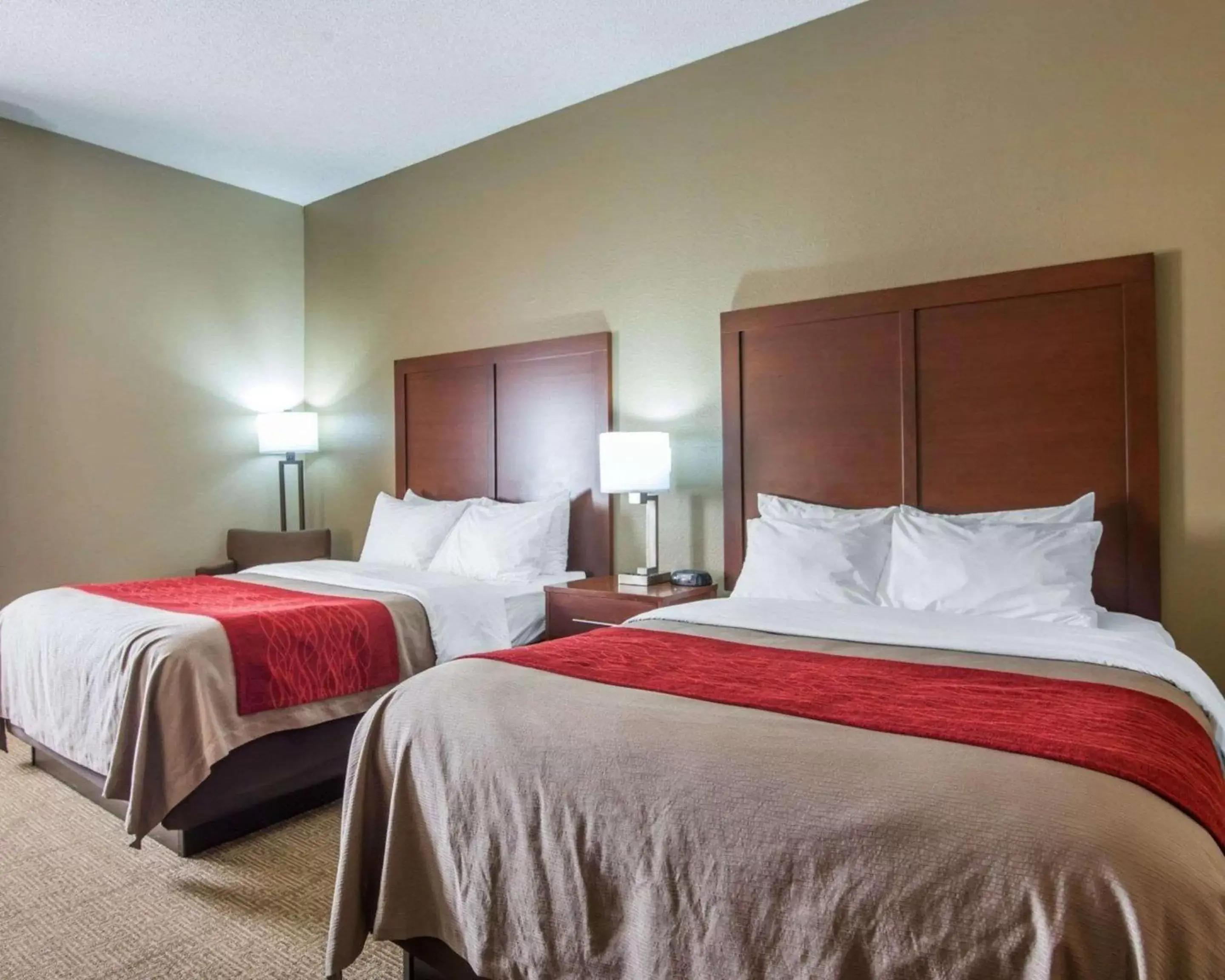 Photo of the whole room, Bed in Comfort Inn Grain Valley