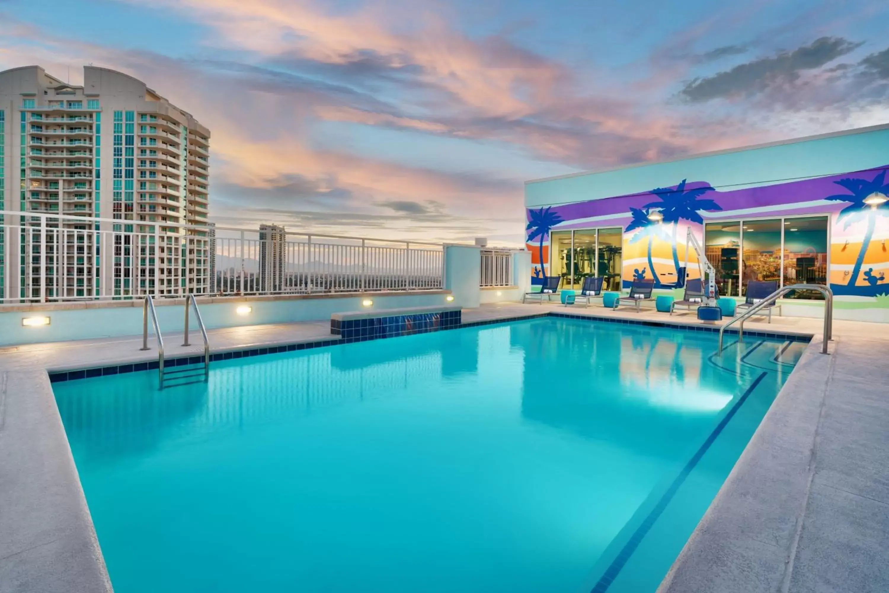 Swimming Pool in SpringHill Suites by Marriott Las Vegas Convention Center