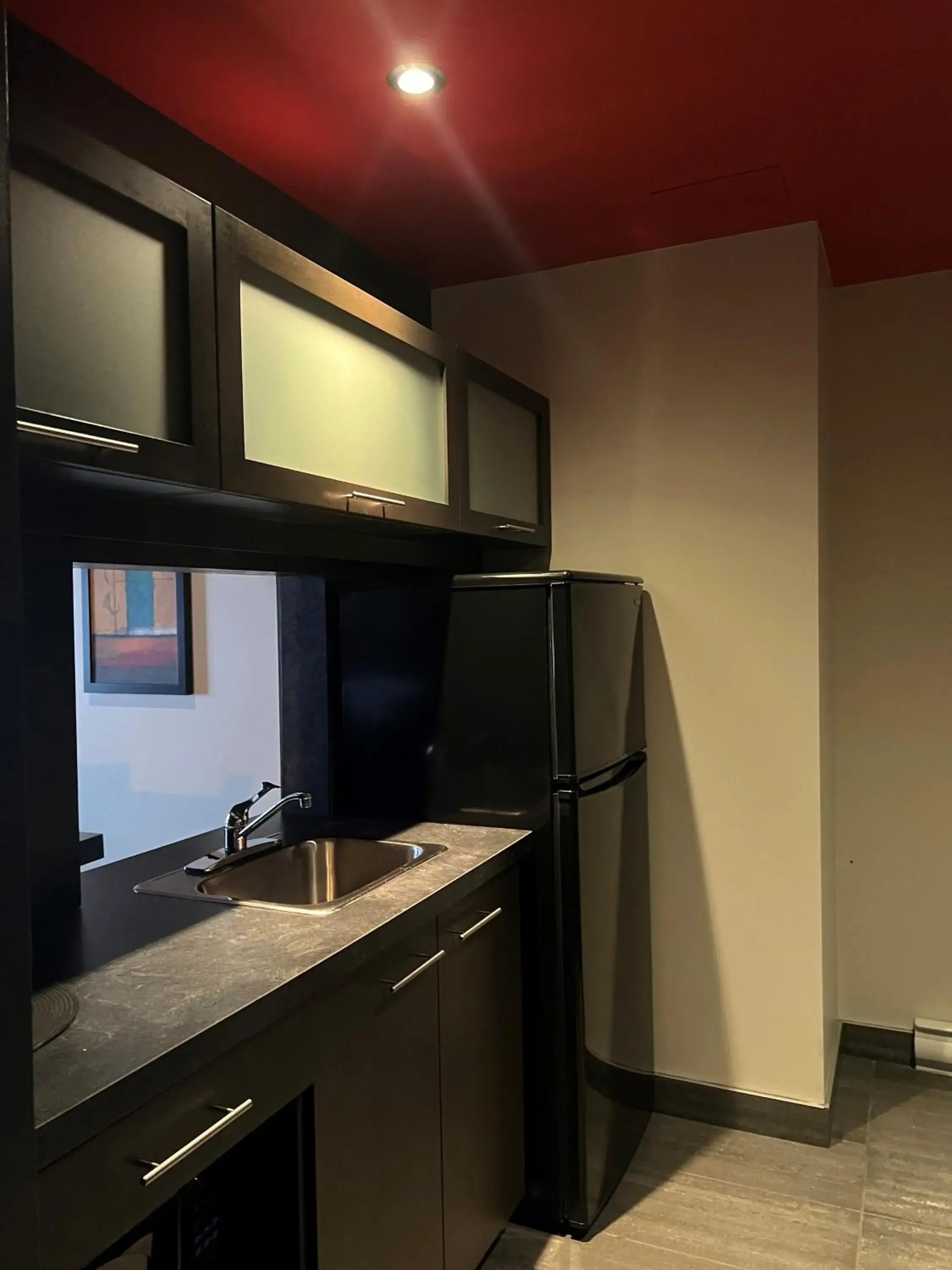 Kitchen or kitchenette, TV/Entertainment Center in Grand Times Hotel - Aeroport de Quebec