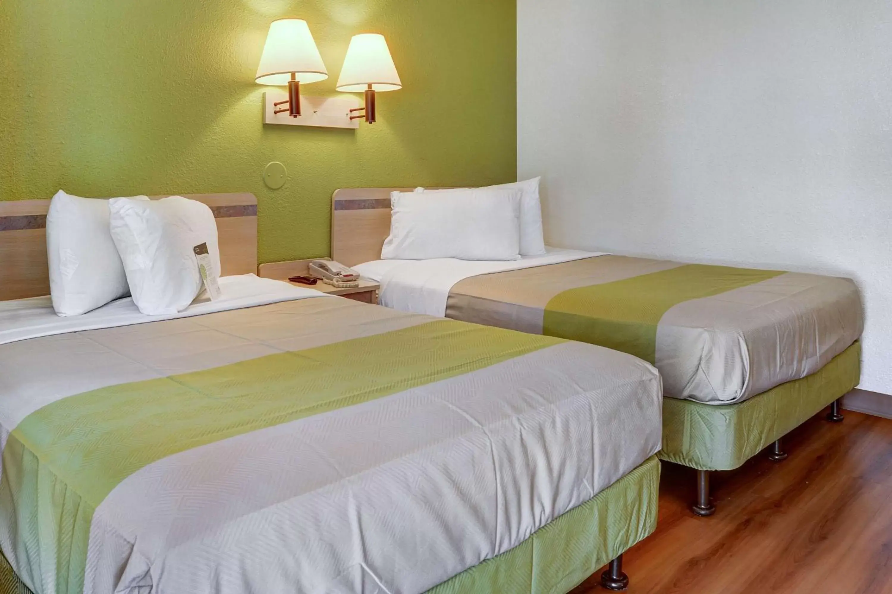 TV and multimedia, Bed in Motel 6-Eugene, OR - South Springfield TV and multimedia, Bed in Motel 6-Eugene, OR - South Springfield