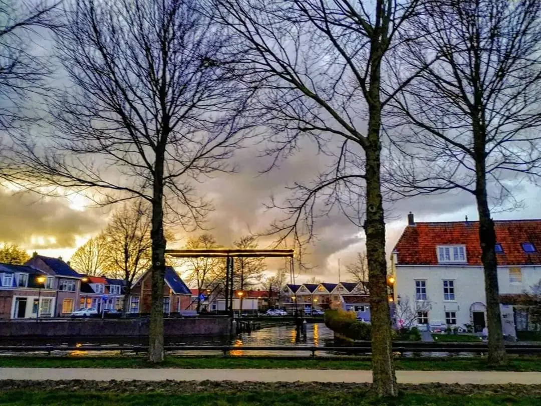 Neighbourhood, Property Building in Lekkerwegbijleeuwen, 1 minuut naar hartje centrum