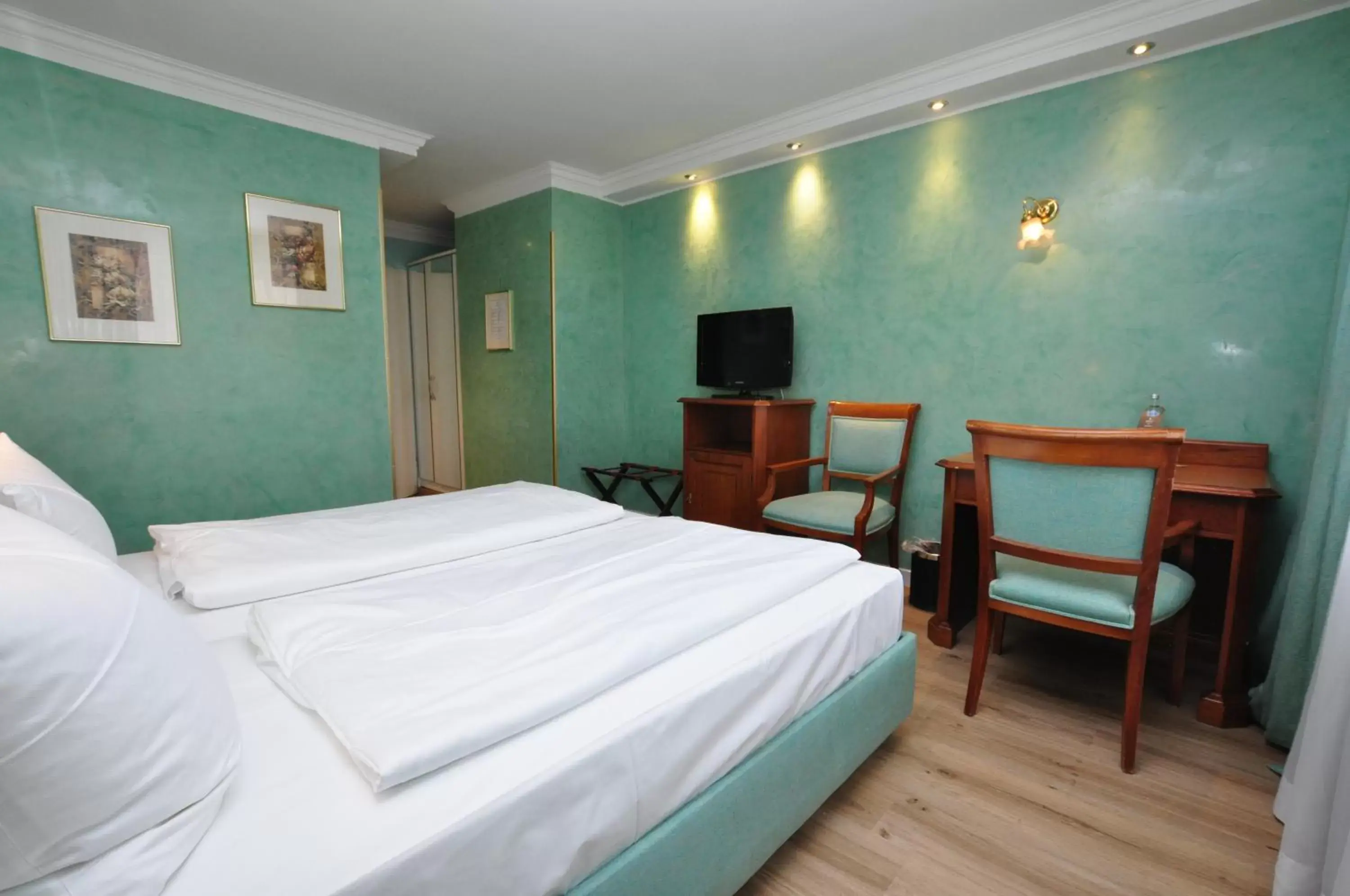 Double Room in Hotel Altmünchen by Blattl