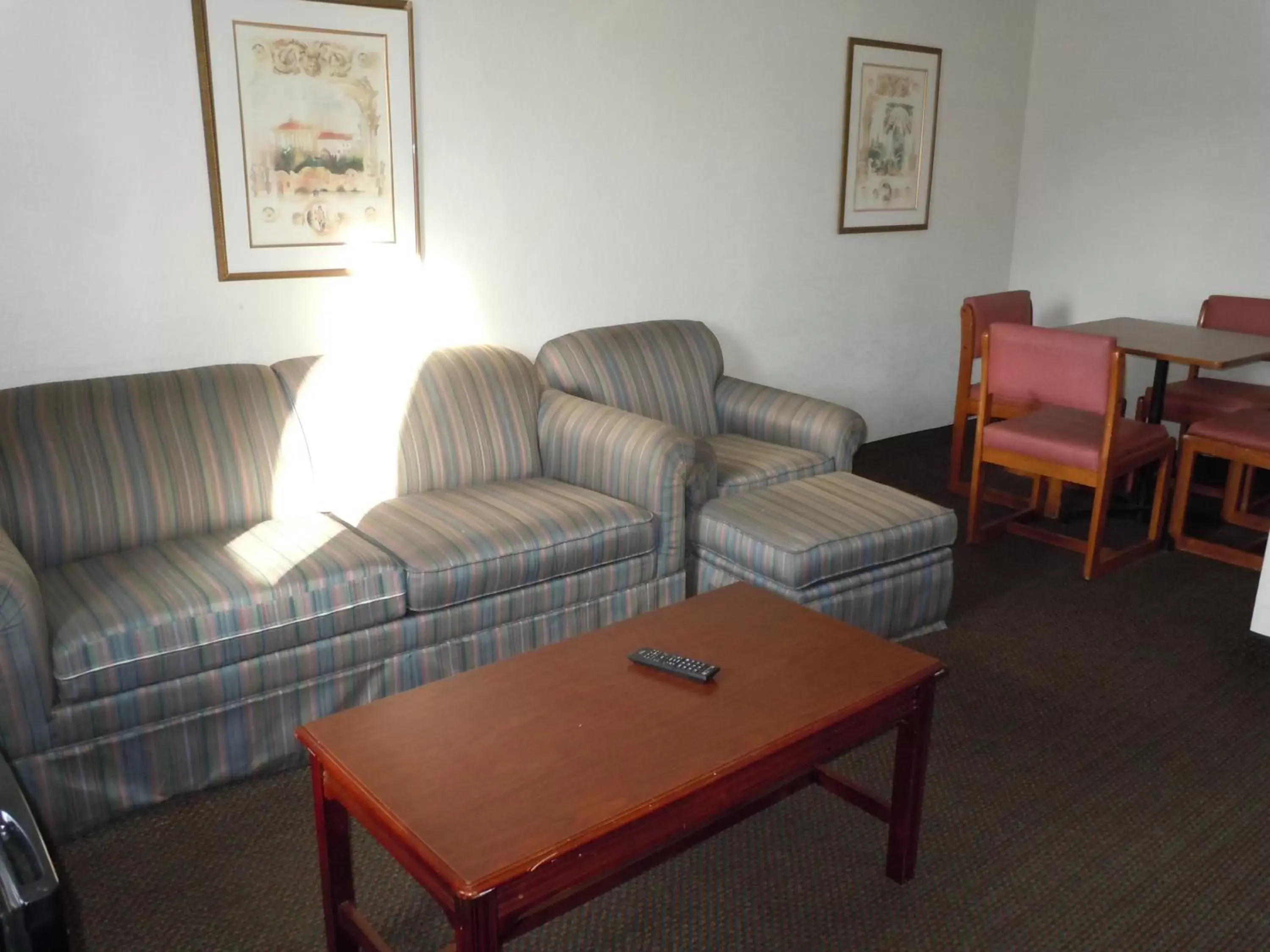 Living room, Seating Area in Travelodge by Wyndham Grand Rapids North