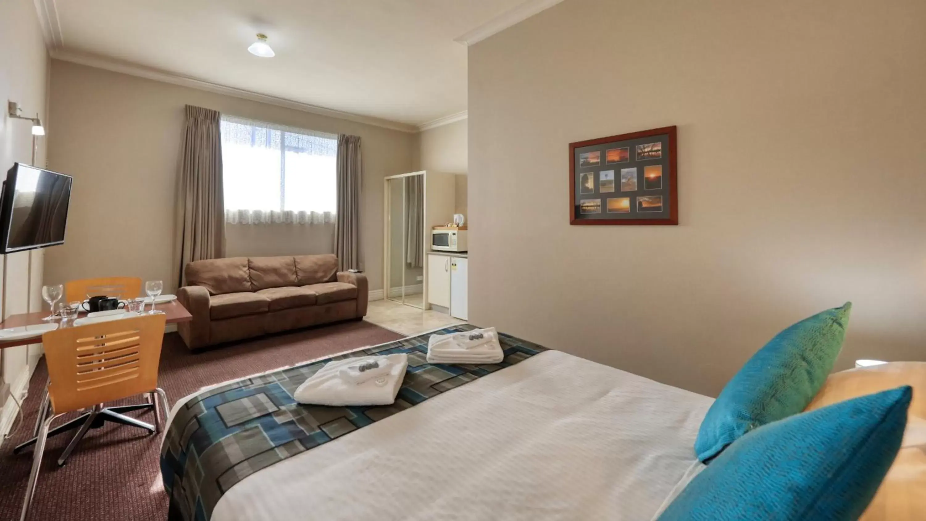 Bed, Seating Area in Silver Haven Motor Inn