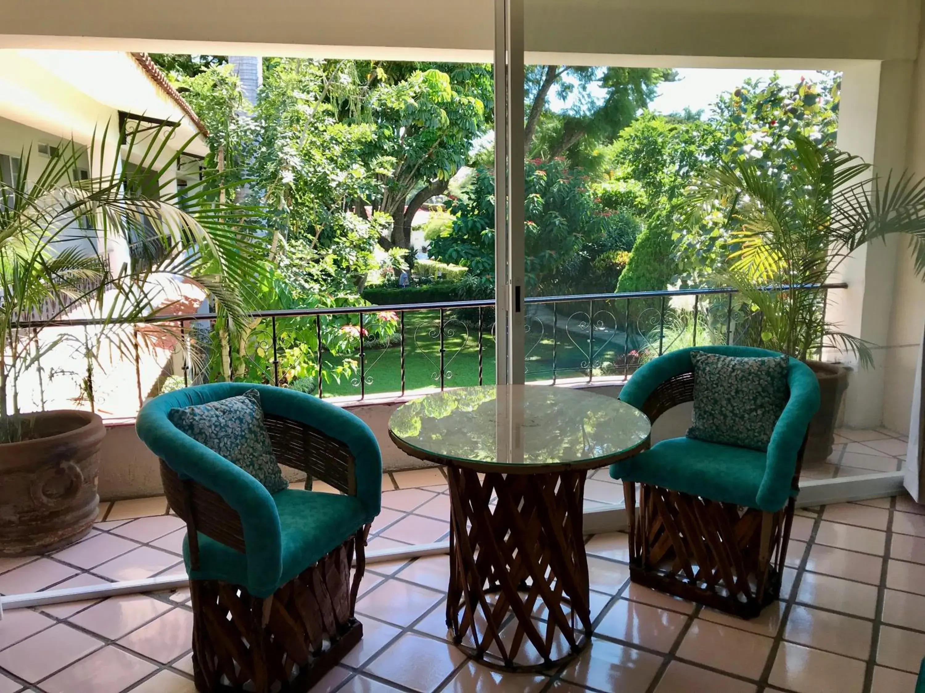 Food and drinks, Balcony/Terrace in Hotel Posada Quinta Las Flores