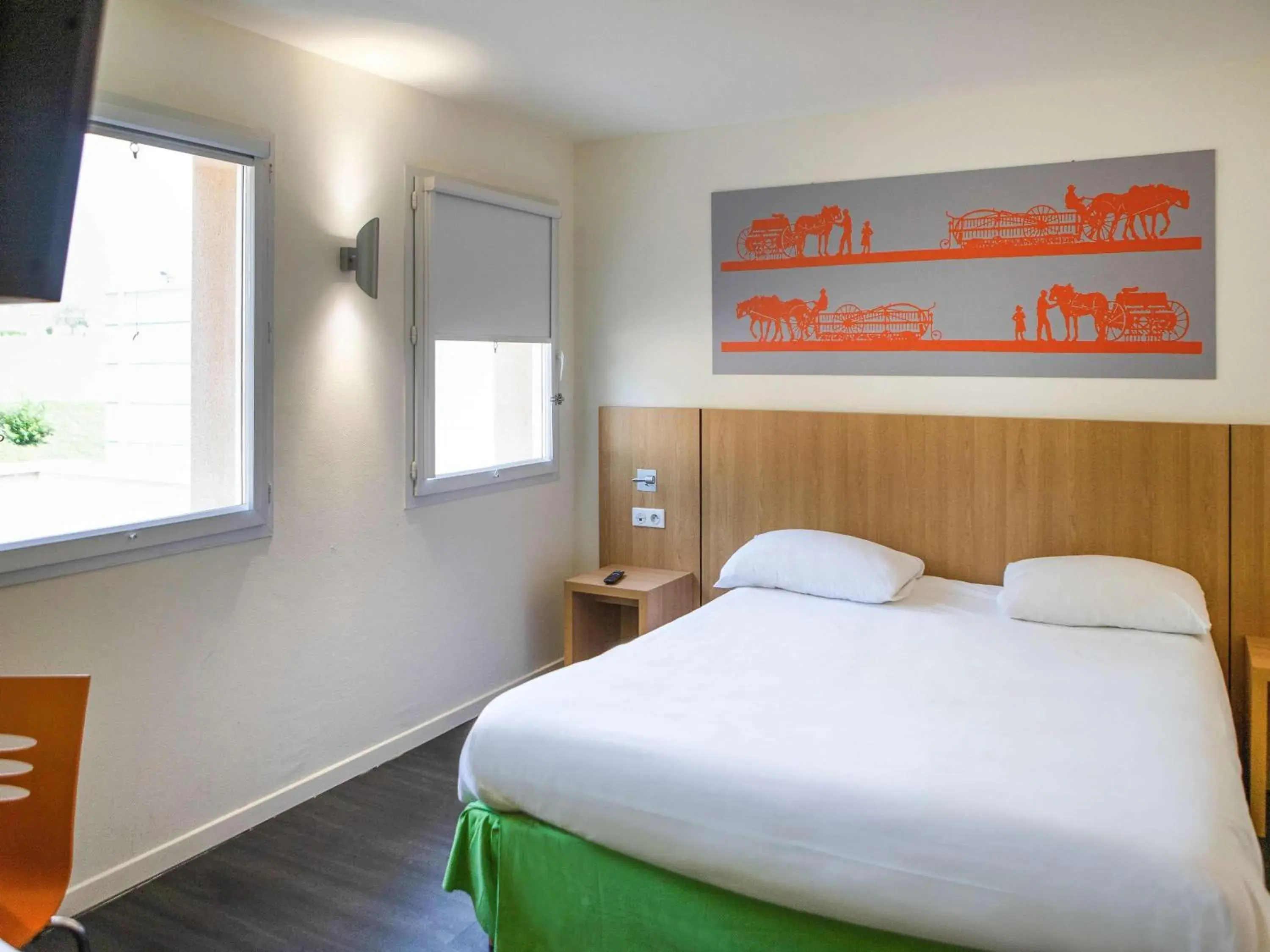 Photo of the whole room, Bed in ibis Styles Bourbon Lancy