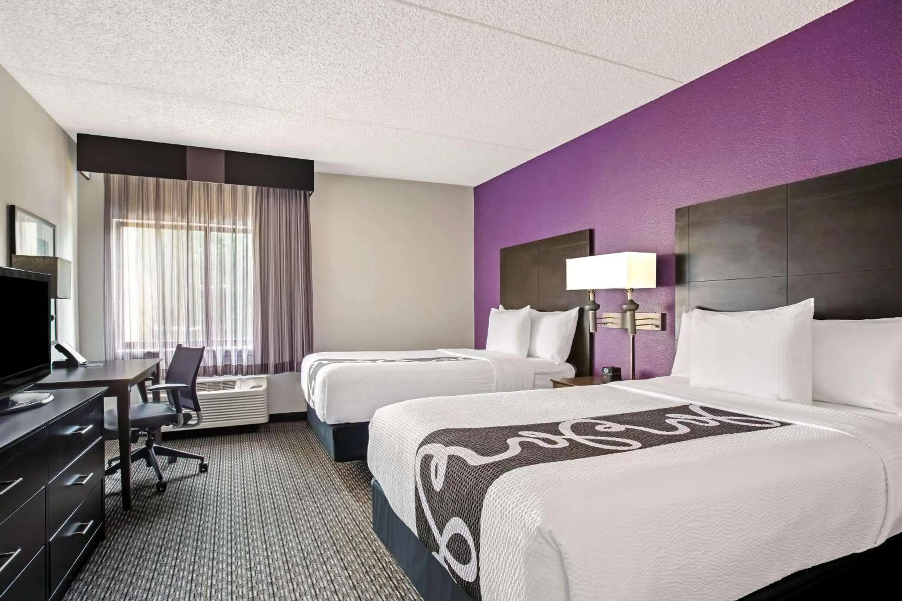 Photo of the whole room, Bed in La Quinta by Wyndham Miami Airport East
