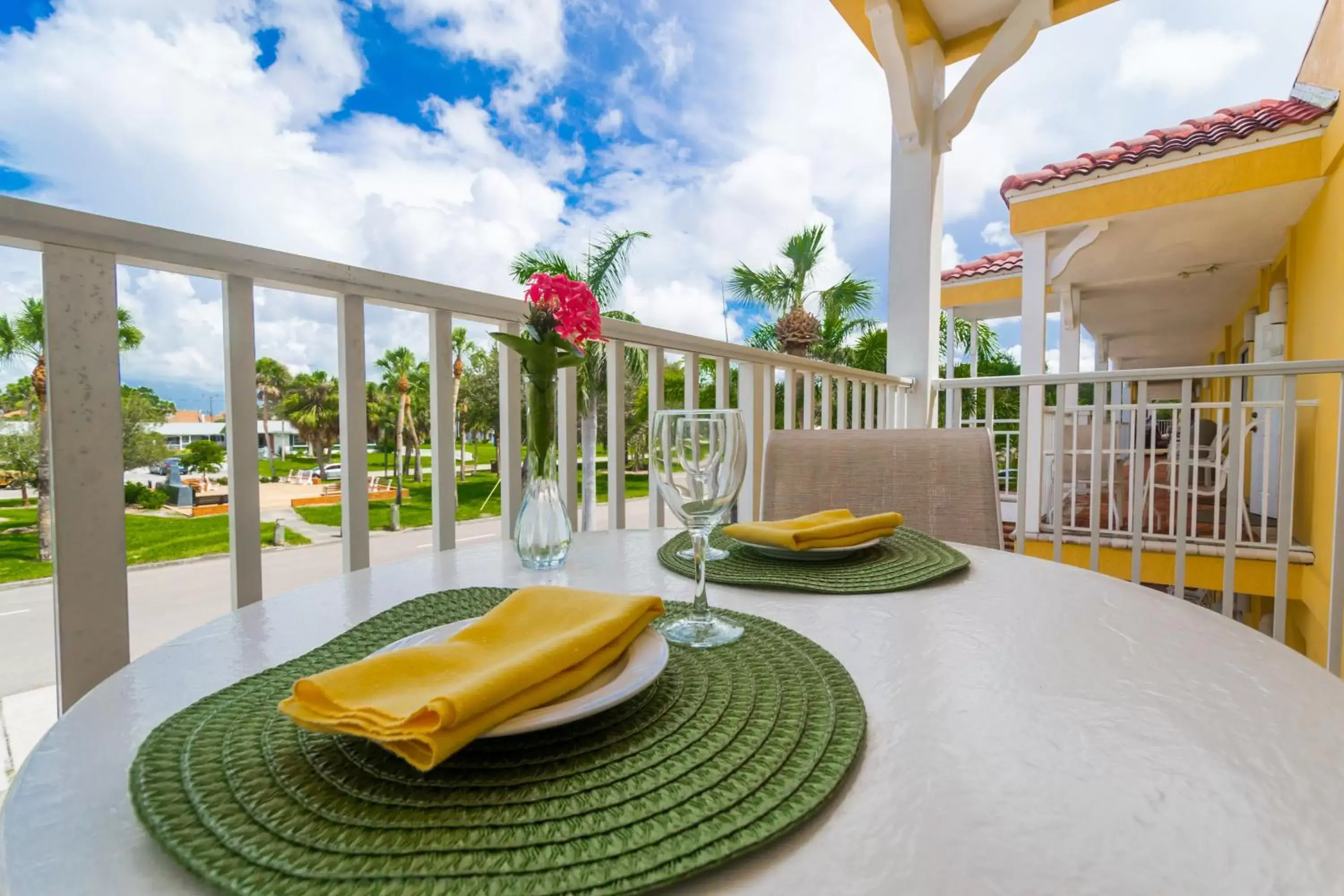 Restaurant/places to eat, Balcony/Terrace in Inn at the Beach-Venice Florida