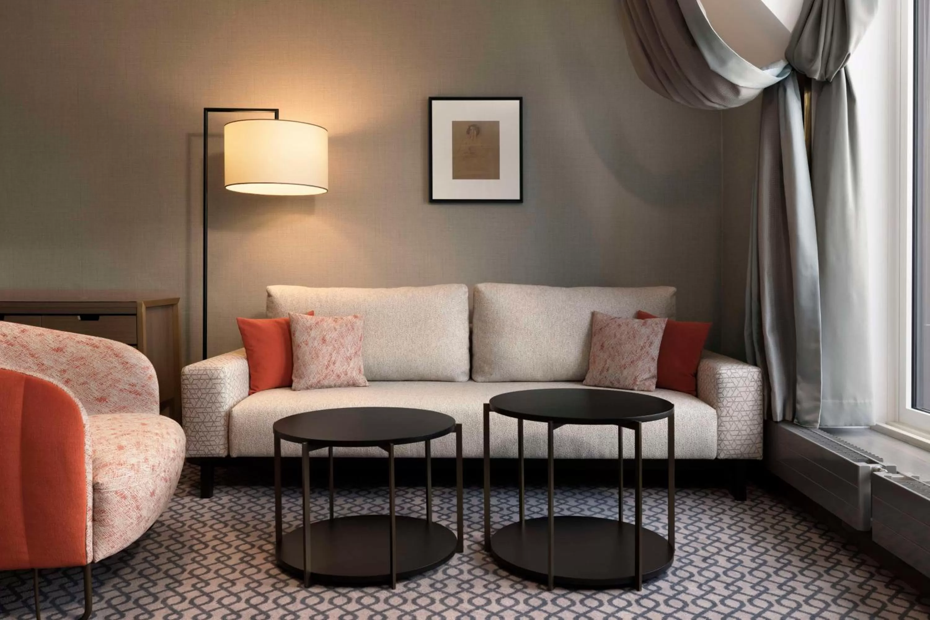 Living room in Hilton Vienna Plaza