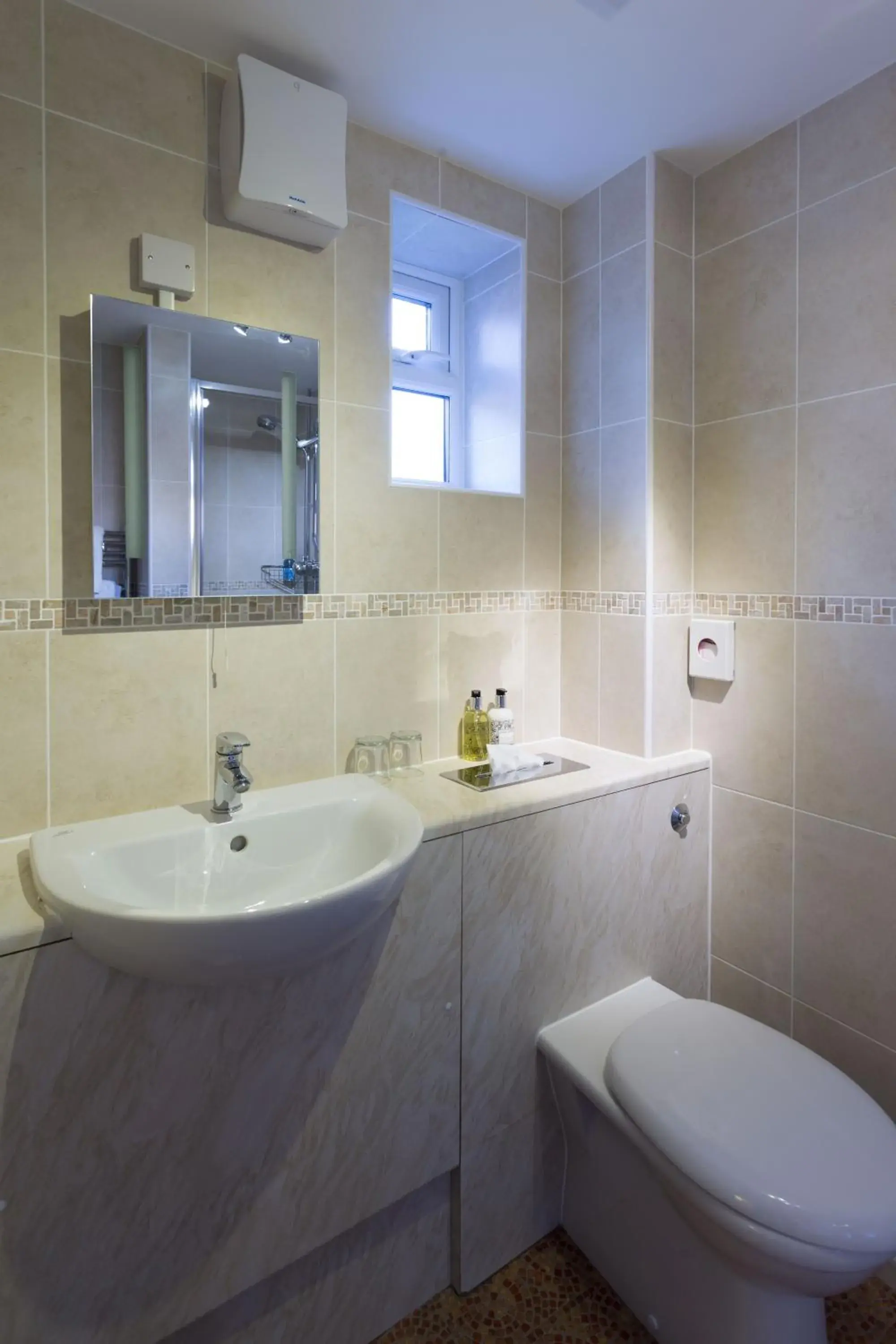 Bathroom in Best Western Sysonby Knoll